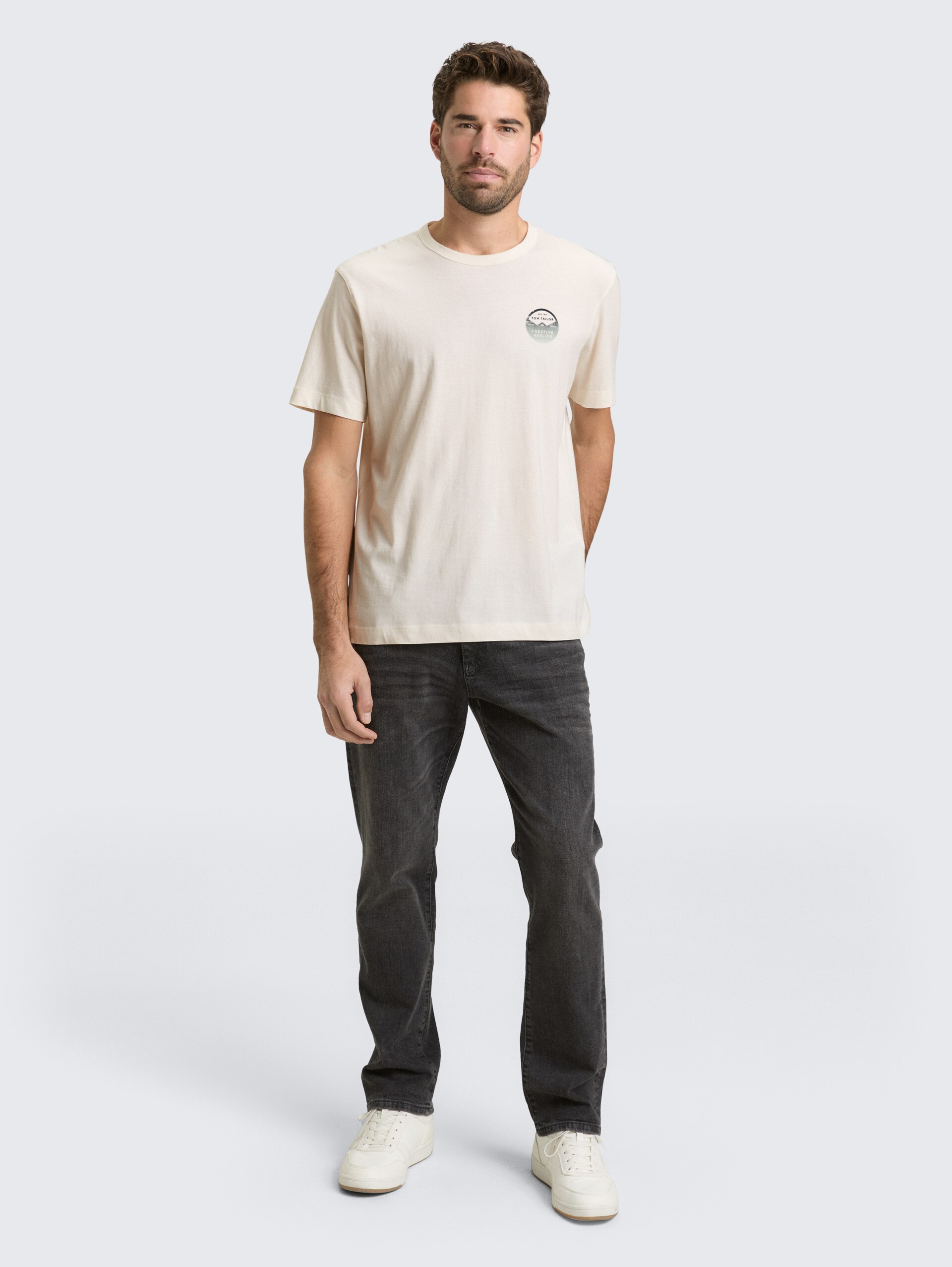 T-Shirt mit Print - Gardenia White - Model-Vorderansicht