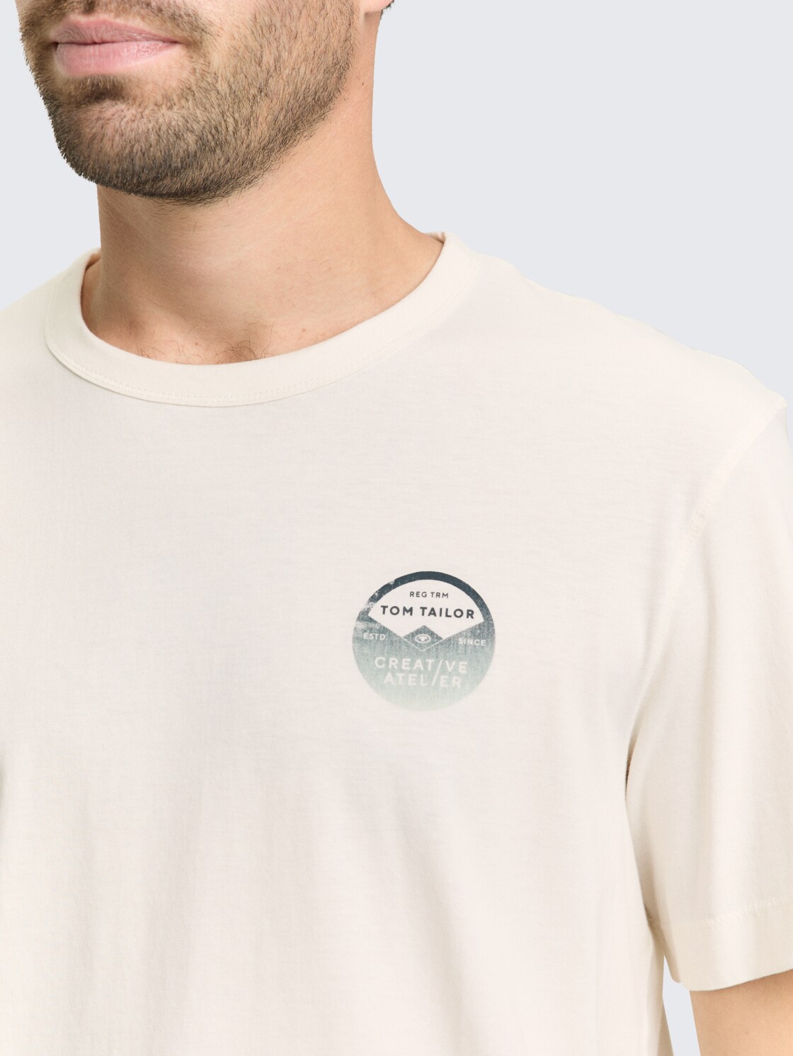 T-Shirt mit Print - Gardenia White - Detail-Model-Ansicht