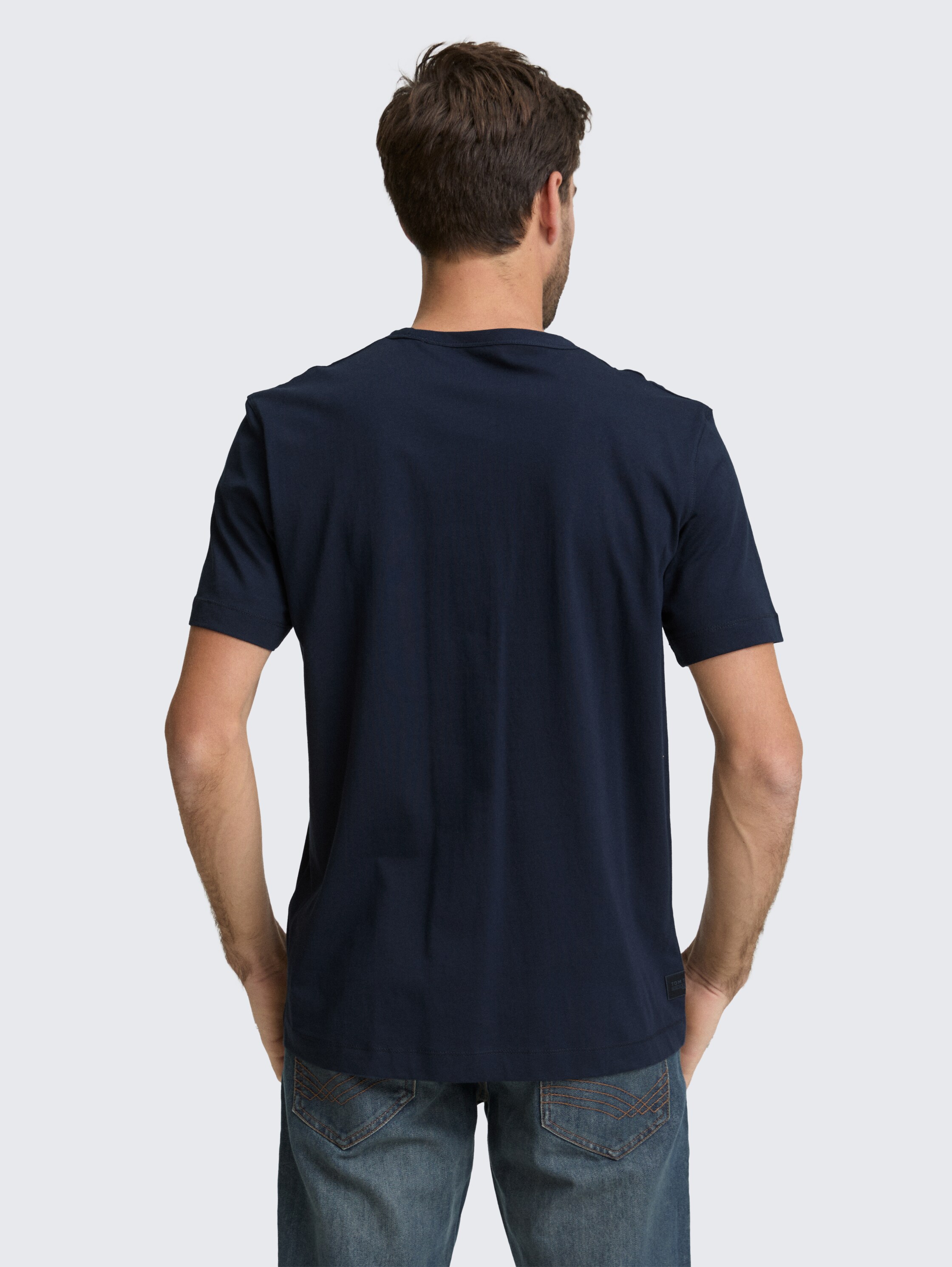 T-Shirt mit Print - sky captain blue - Auschnitt Model-Rückansicht