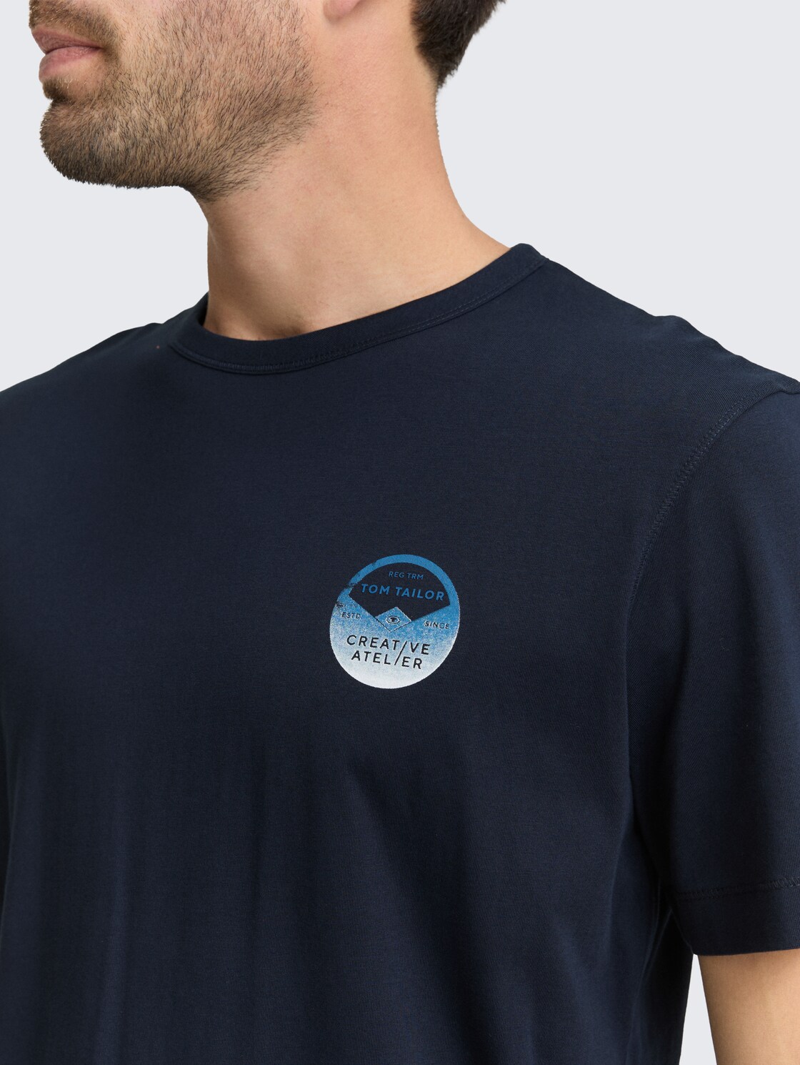 T-Shirt mit Print - sky captain blue - Detail-Model-Ansicht