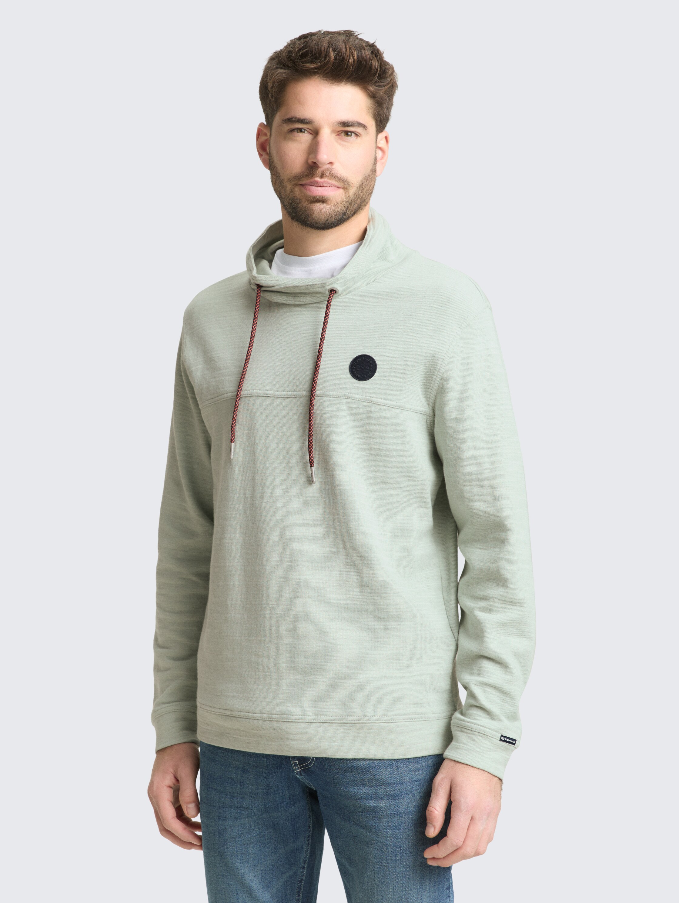 Snood Langarmshirt mit Logo-Badge - soft greyish green - Ausschnitt Model-Vorderansicht