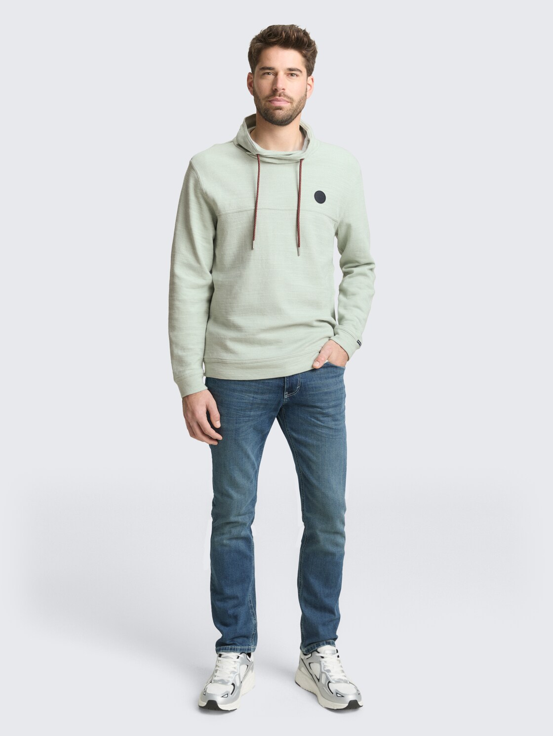 Snood Langarmshirt mit Logo-Badge - soft greyish green - Model-Vorderansicht