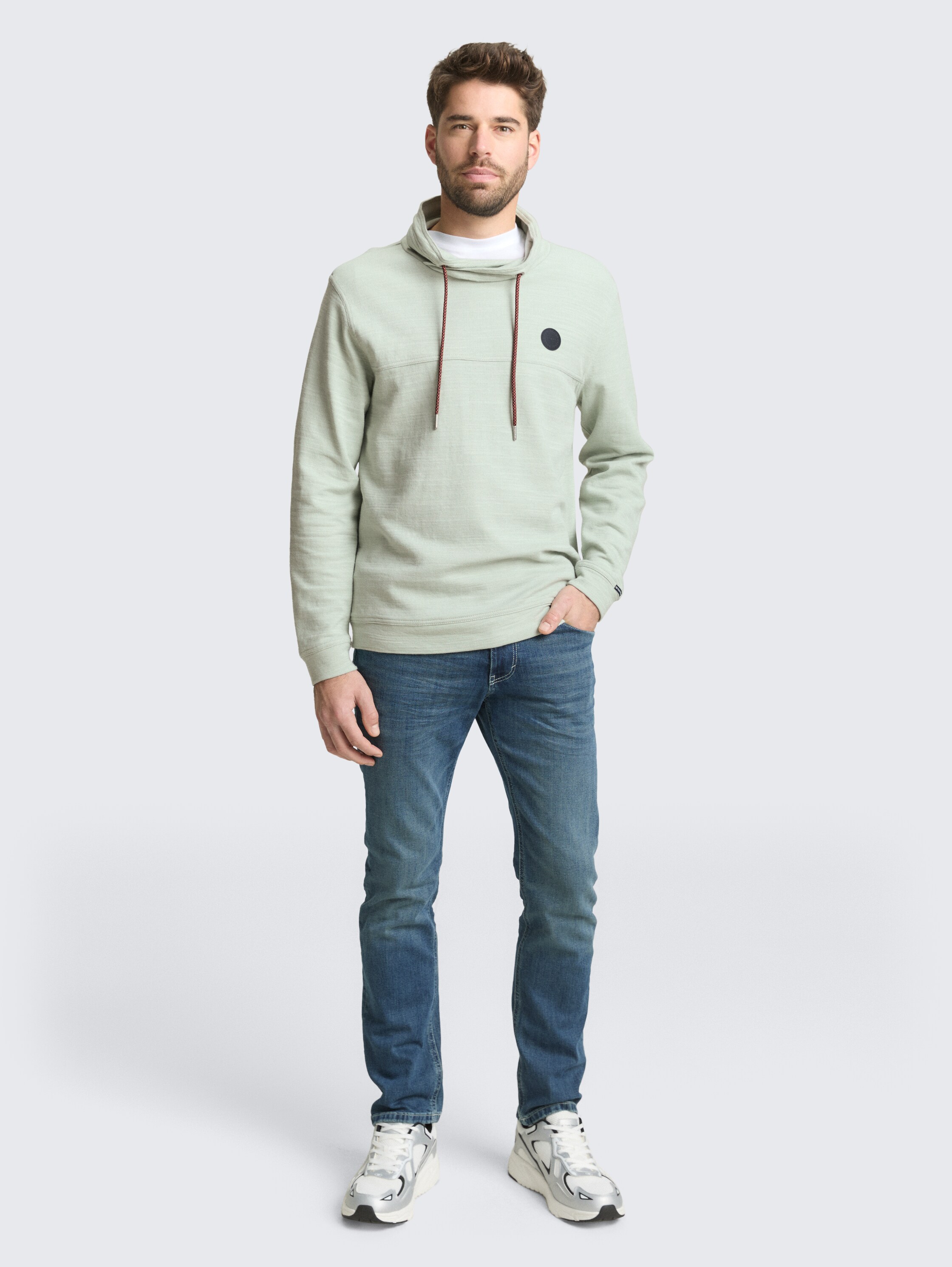 Snood Langarmshirt mit Logo-Badge - soft greyish green - Model-Vorderansicht