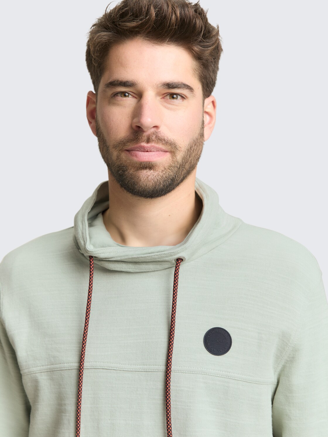 Snood Langarmshirt mit Logo-Badge - soft greyish green - Detail-Model-Ansicht