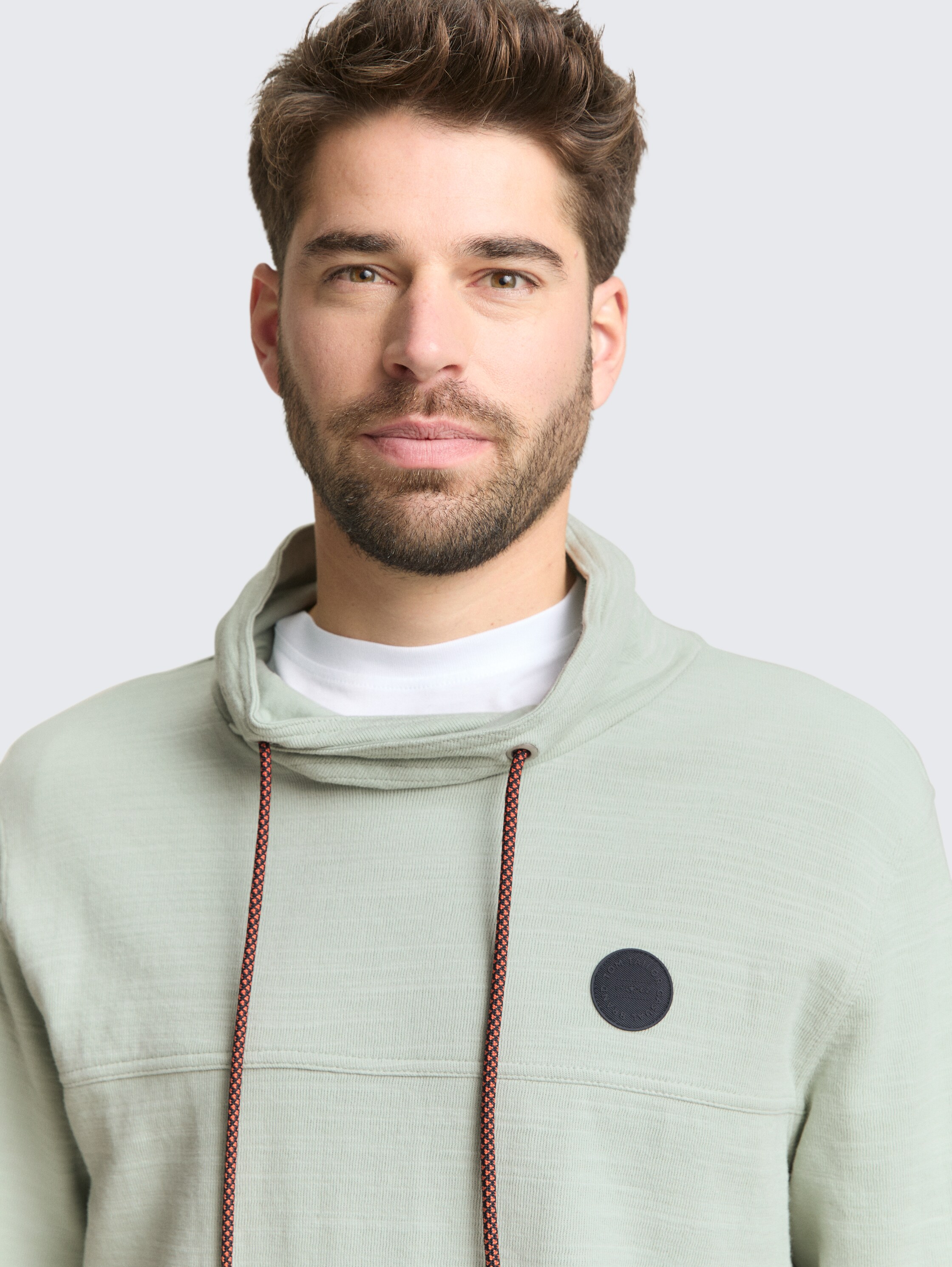 Snood Langarmshirt mit Logo-Badge - soft greyish green - Detail-Model-Ansicht