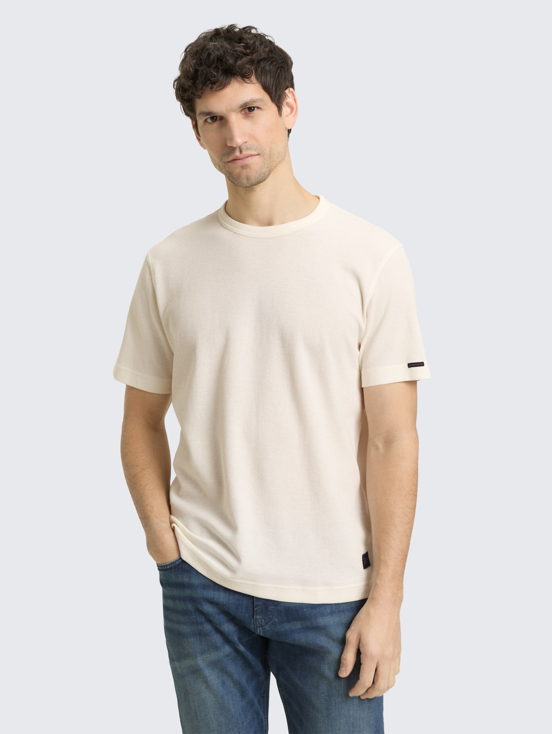 T-Shirt mit Waffelstruktur - Gardenia White - Ausschnitt Model-Vorderansicht
