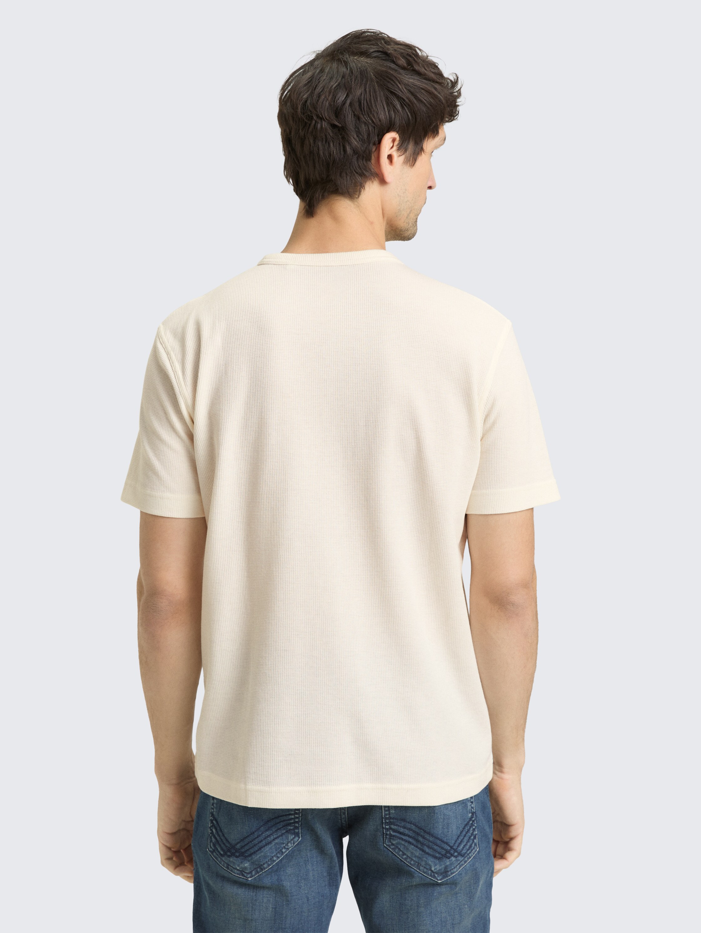 T-Shirt mit Waffelstruktur - Gardenia White - Auschnitt Model-Rückansicht