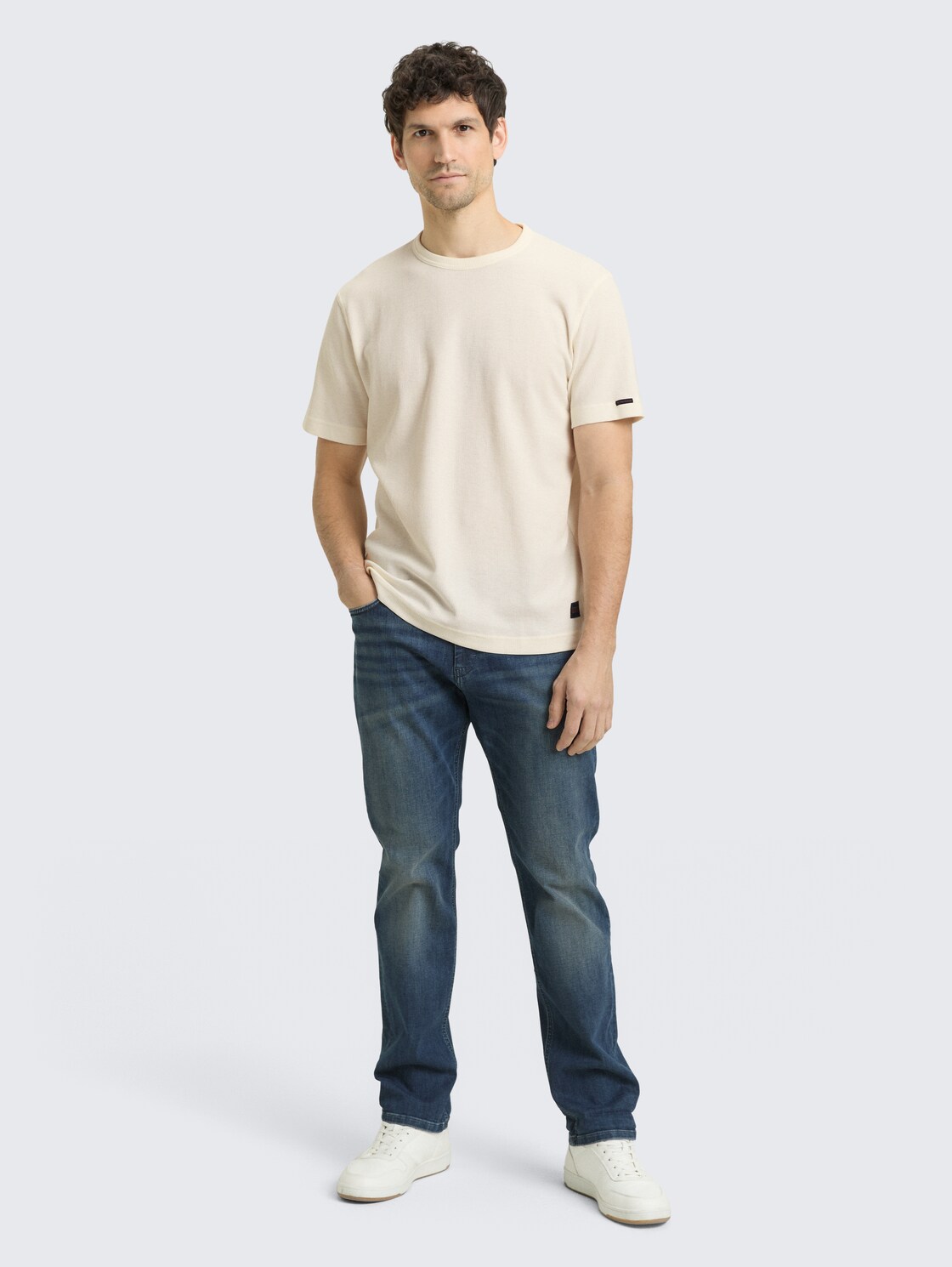 T-Shirt mit Waffelstruktur - Gardenia White - Model-Vorderansicht