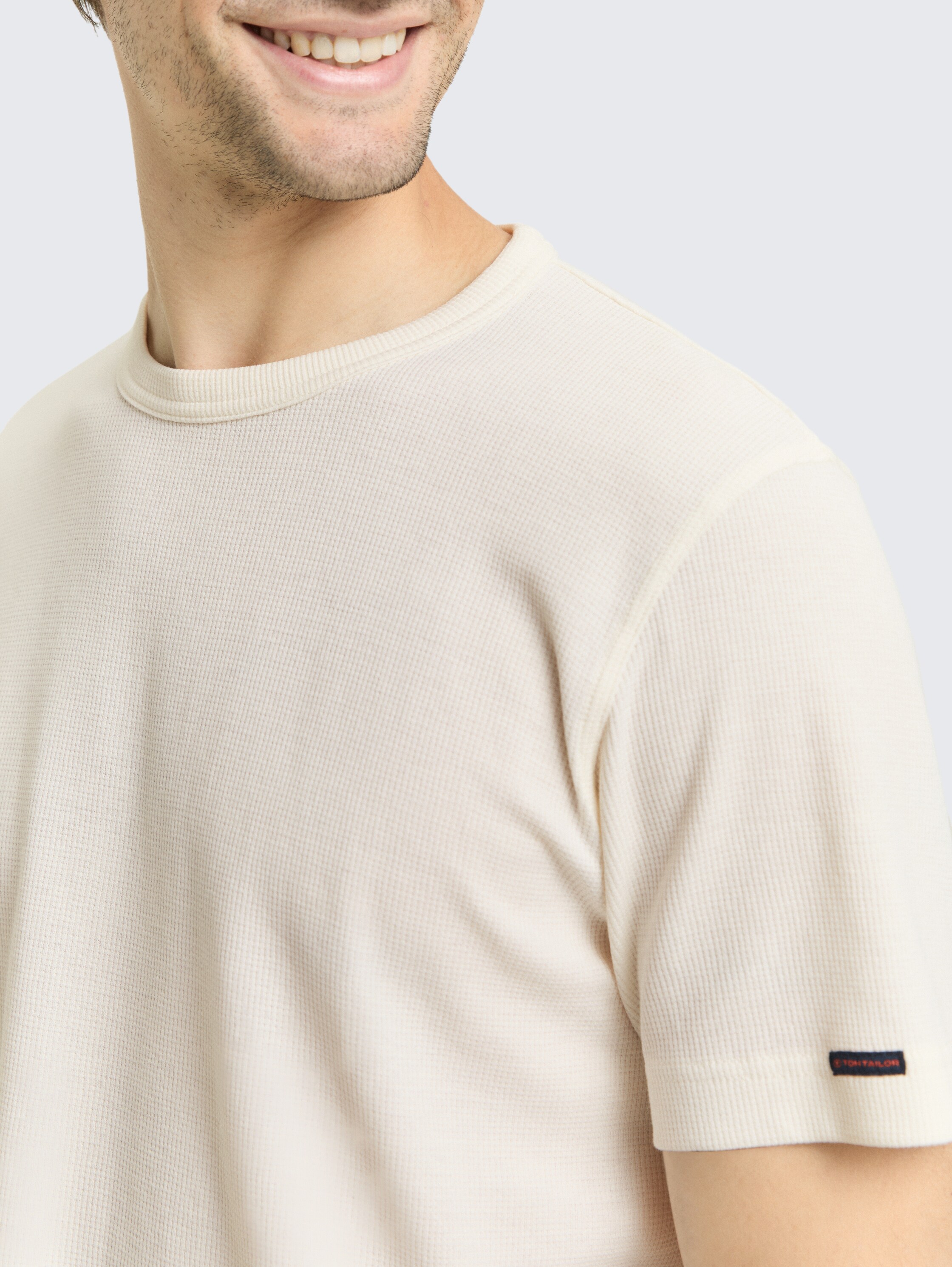 T-Shirt mit Waffelstruktur - Gardenia White - Detail-Model-Ansicht