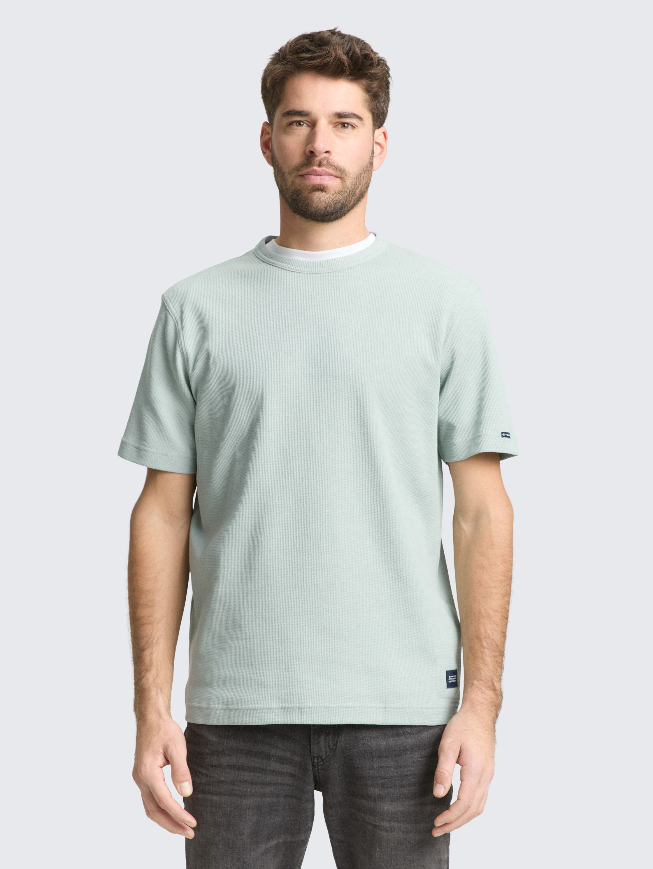 T-shirt with waffle texture - soft greyish green - Neckline model front view