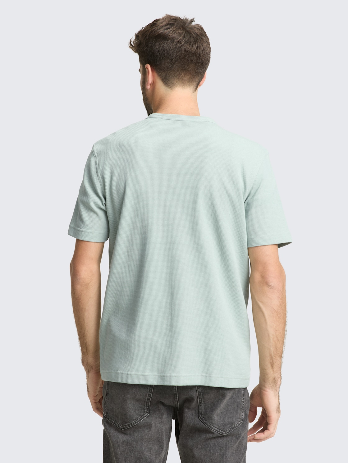 T-Shirt mit Waffelstruktur - soft greyish green - Auschnitt Model-Rückansicht
