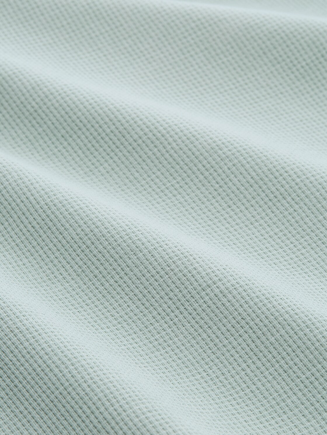 T-Shirt mit Waffelstruktur - soft greyish green - Material-Ansicht