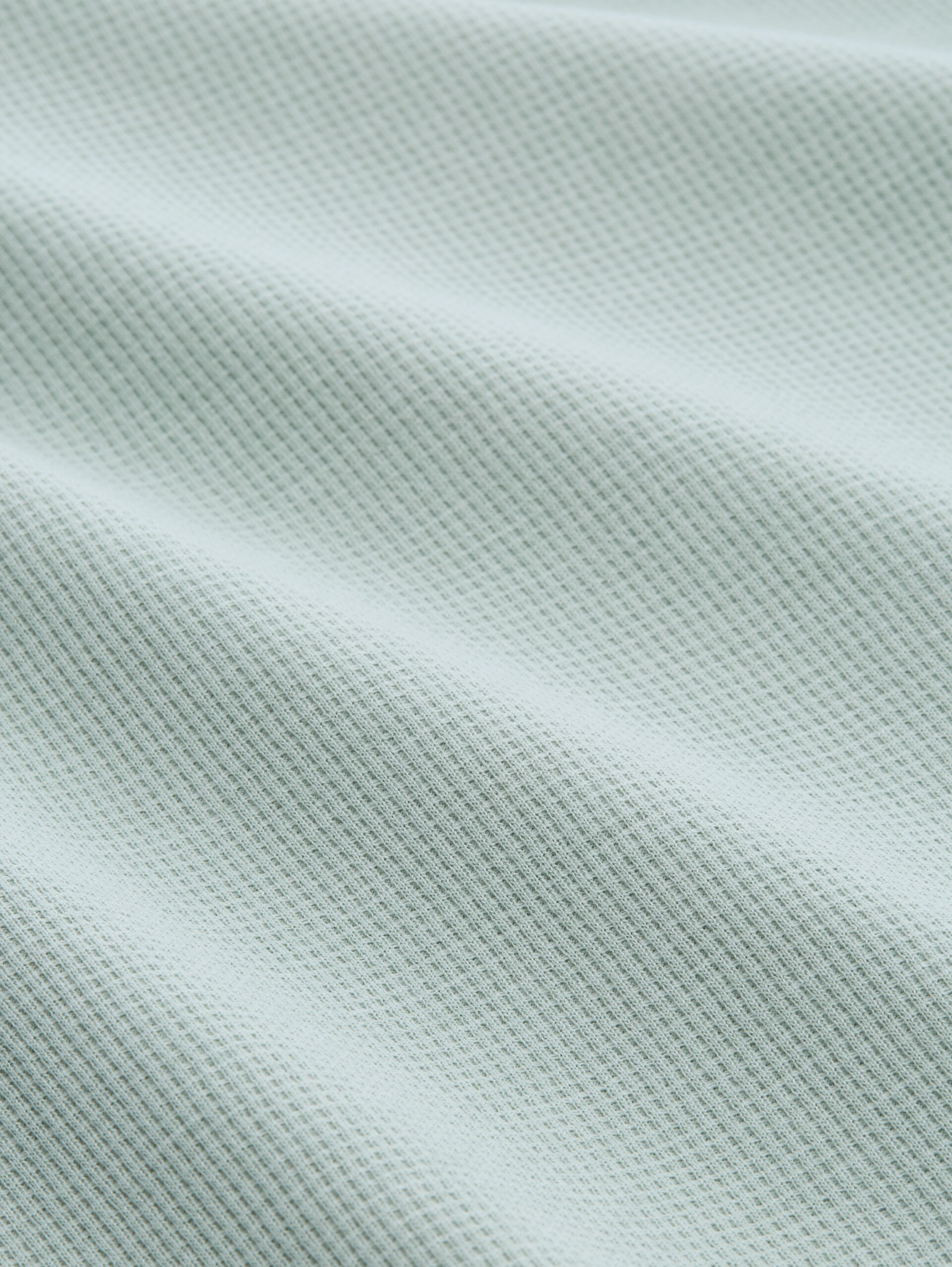 T-Shirt mit Waffelstruktur - soft greyish green - Material-Ansicht