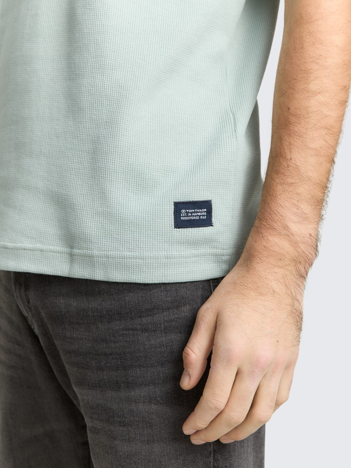 T-Shirt mit Waffelstruktur - soft greyish green - Detail-Model-Ansicht