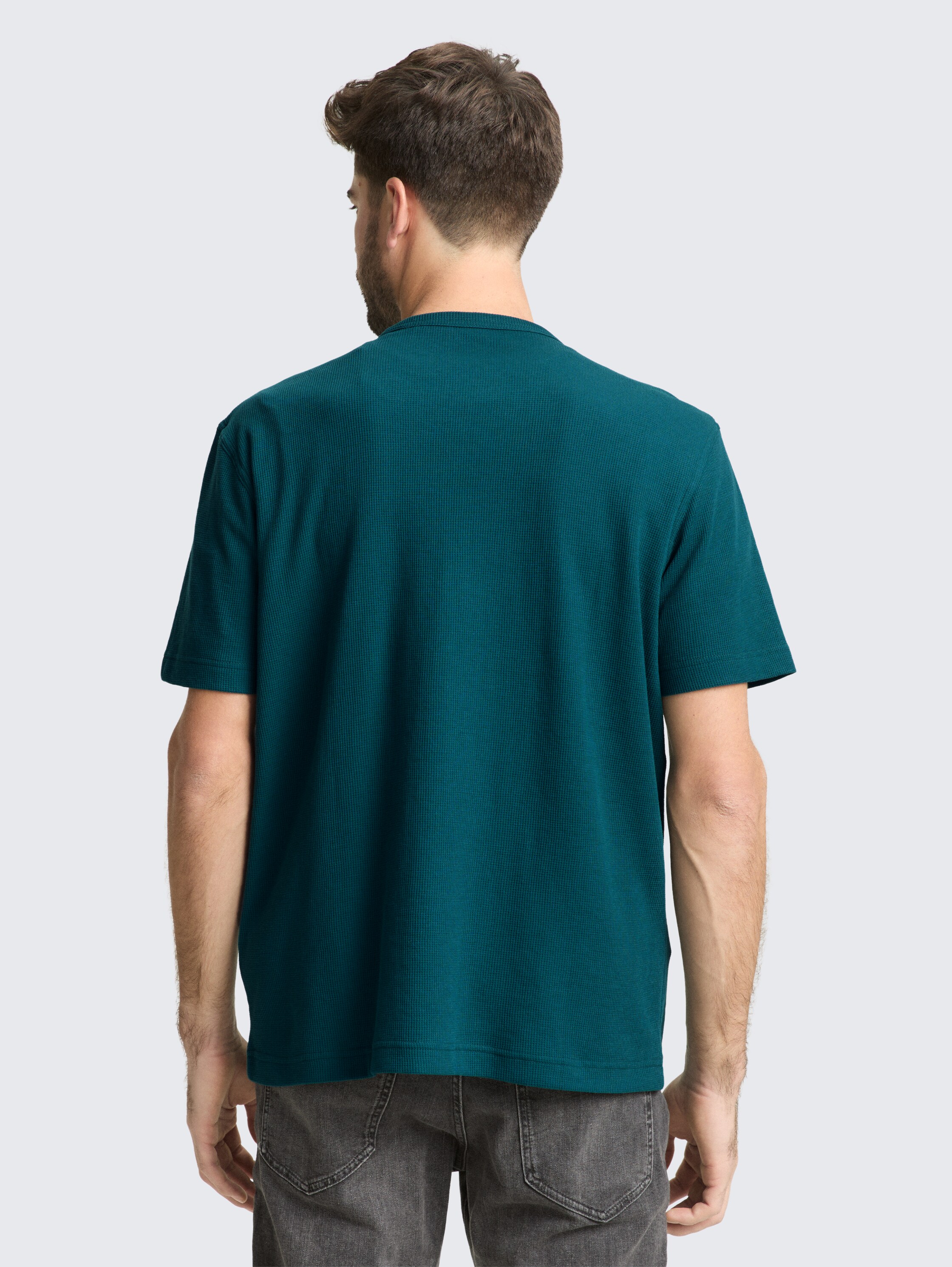 T-shirt with waffle texture - Deep Meadow Green - Neckline model-back view
