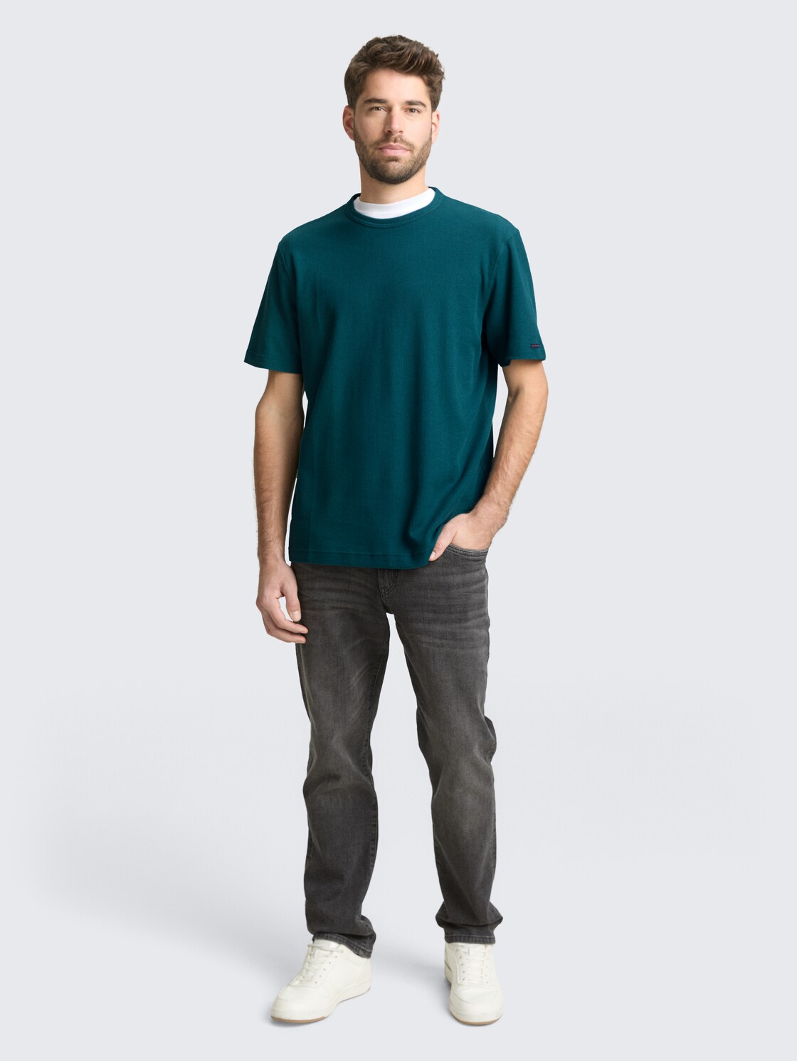 T-Shirt mit Waffelstruktur - Deep Meadow Green - Model-Vorderansicht