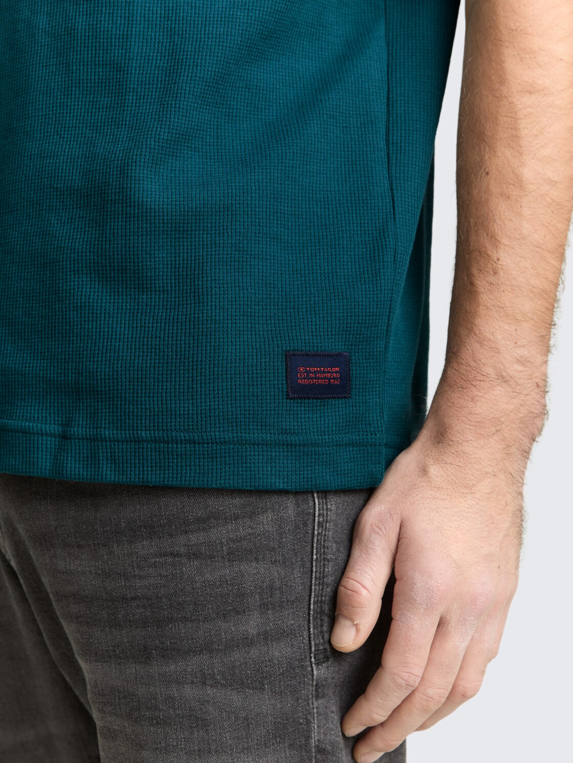 T-Shirt mit Waffelstruktur - Deep Meadow Green - Detail-Model-Ansicht