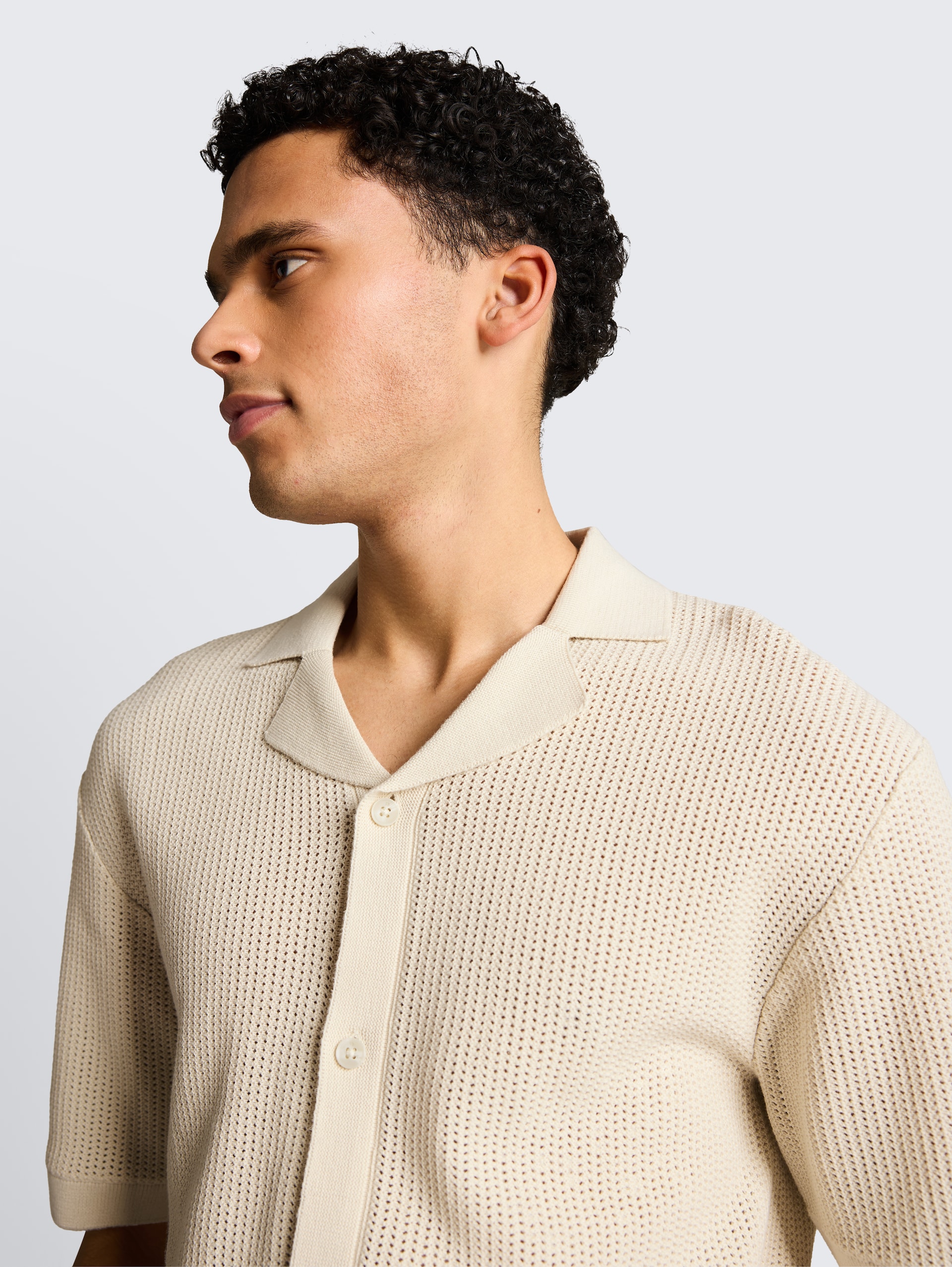 Strickhemd mit Resort Kragen und Knopfleiste - greyish white - Detail-Model-Ansicht