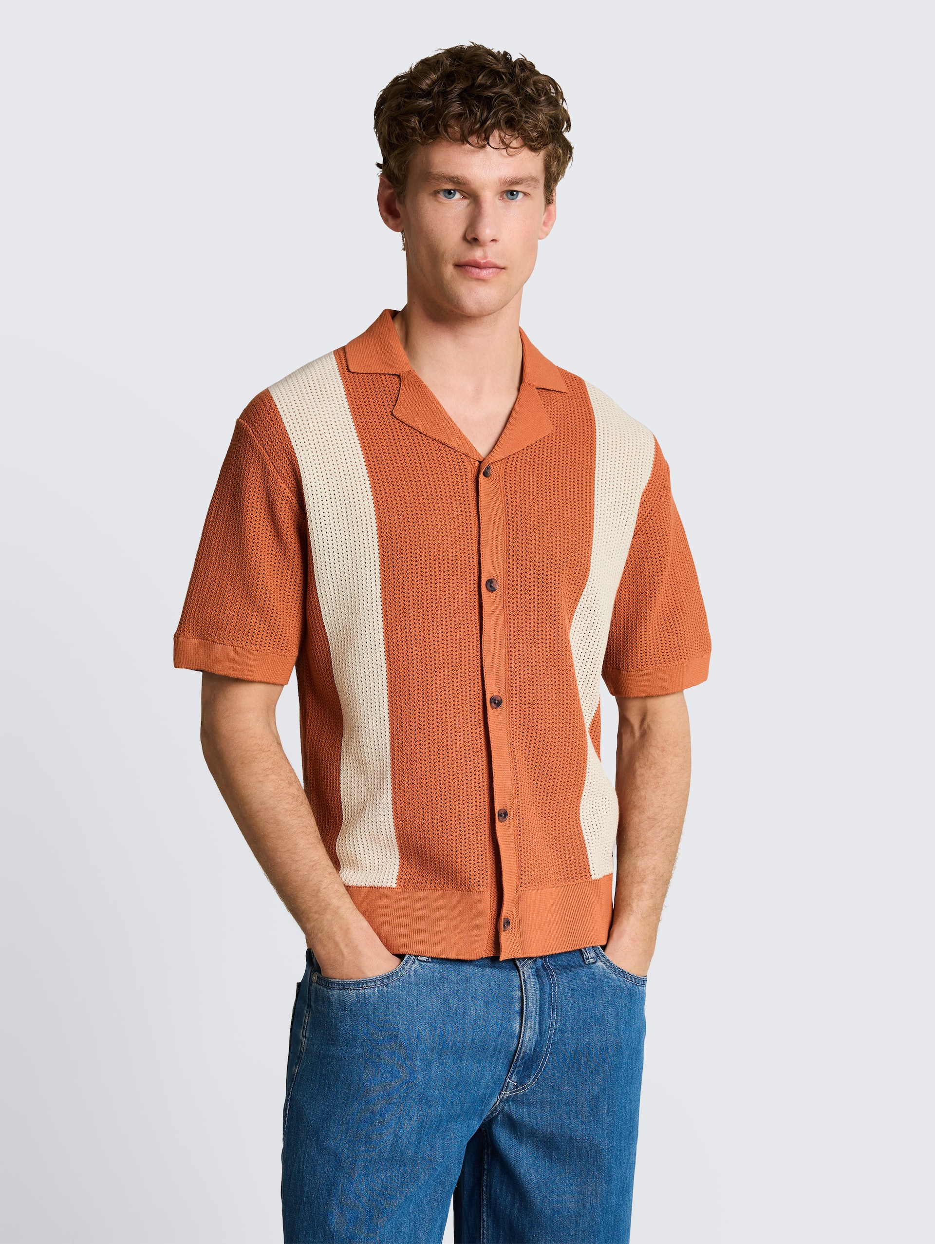 Gebreid overhemd met kraag - orange white colorblock - Nek model vooraanzicht