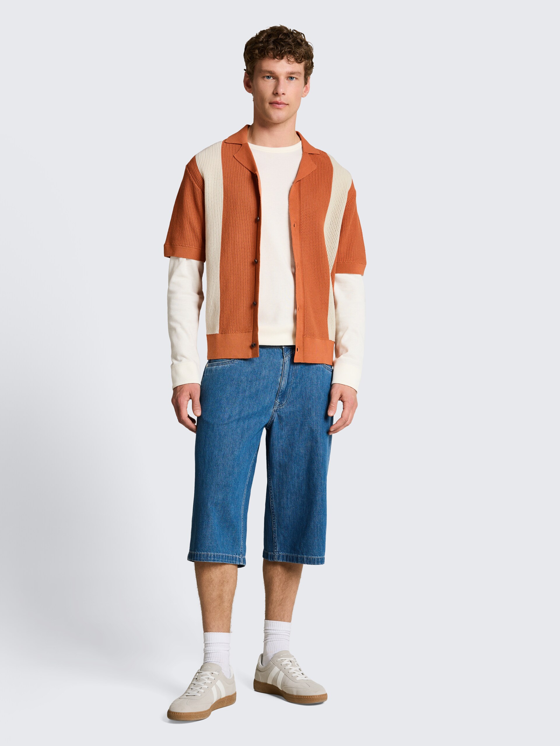 Gebreid overhemd met kraag - orange white colorblock - Model vooraanzicht
