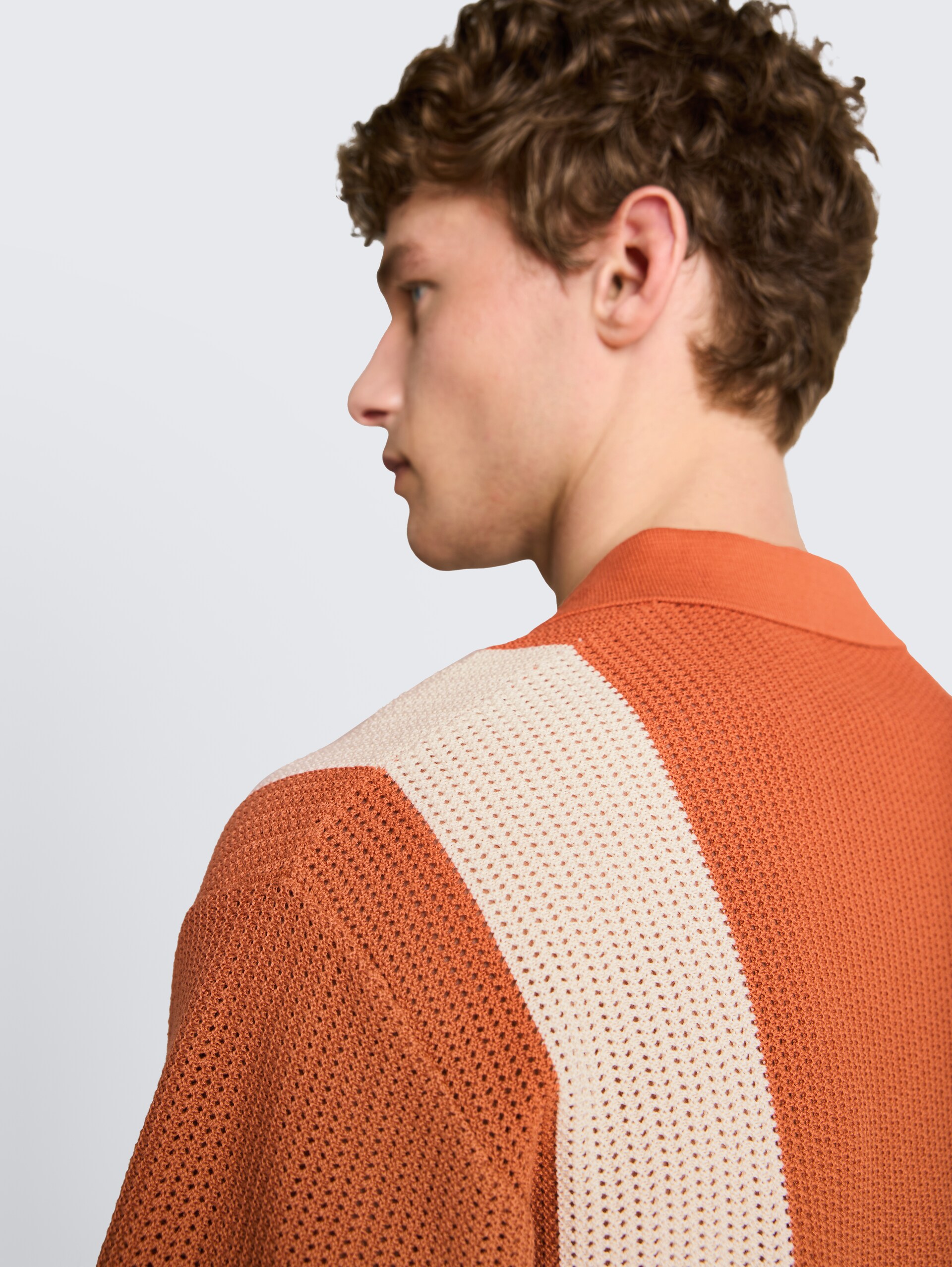 Gebreid overhemd met kraag - orange white colorblock - Detailaanzicht model
