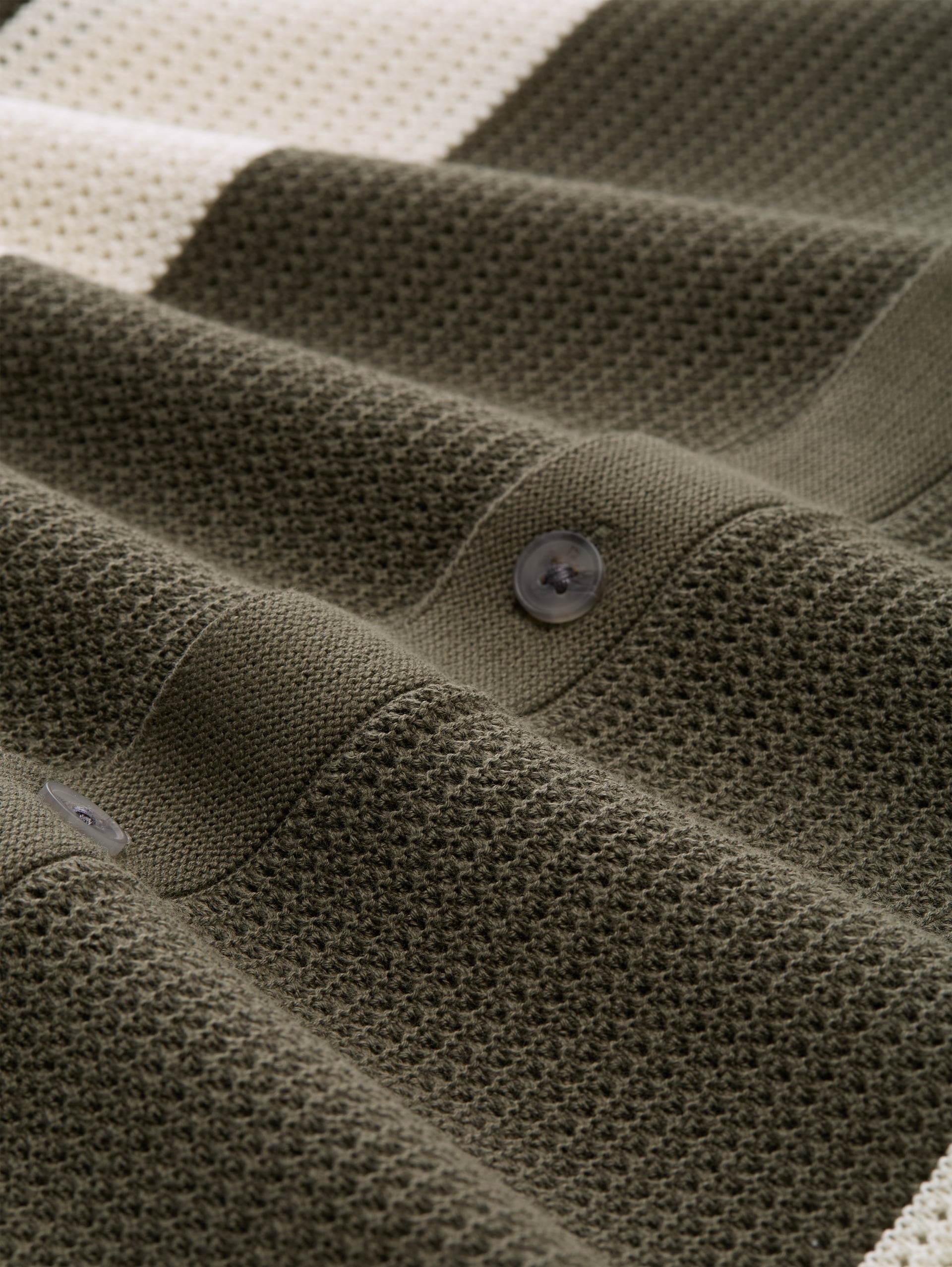 Strickhemd mit Resort Kragen und Knopfleiste - faded green white colorblock - Material-Ansicht
