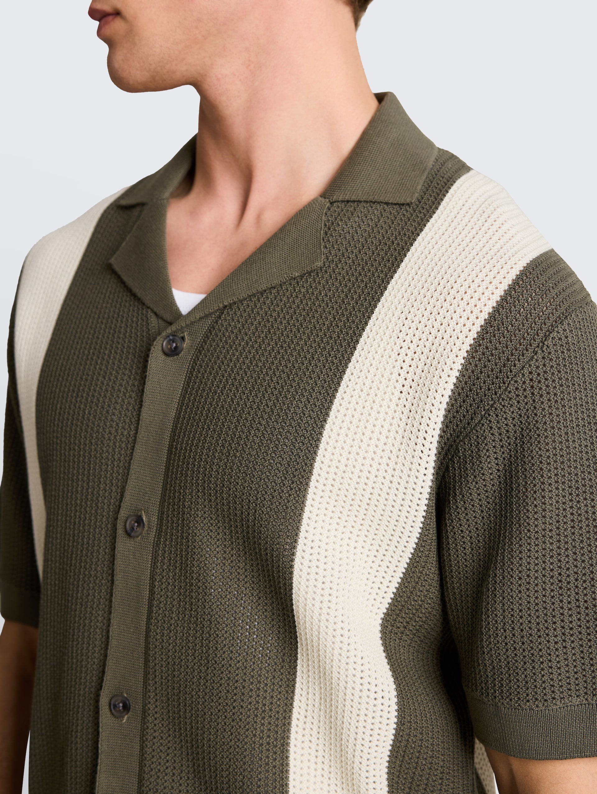 Strickhemd mit Resort Kragen und Knopfleiste - faded green white colorblock - Detail-Model-Ansicht