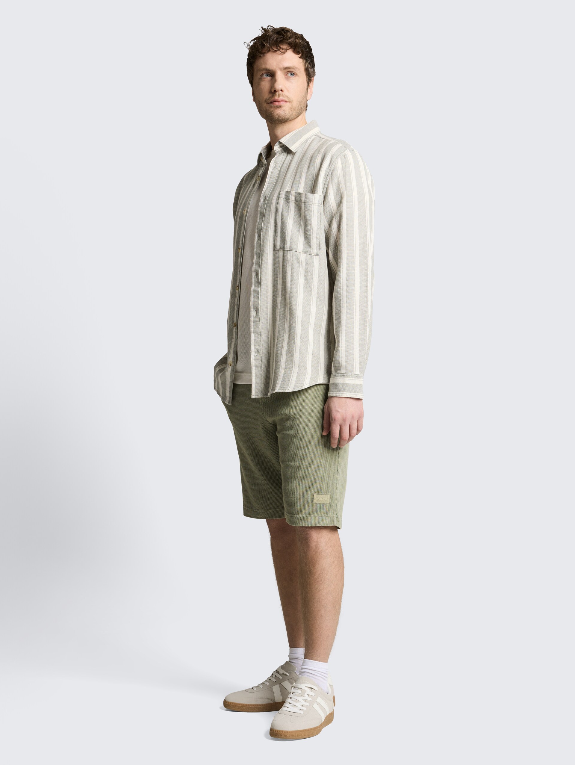 Shorts mit Waffelstruktur - Greyish Shadow Olive - Model-Vorderansicht