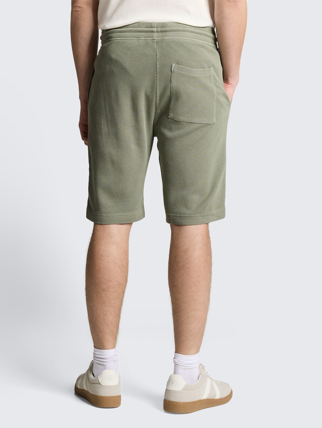 Shorts mit Waffelstruktur - Greyish Shadow Olive - Auschnitt Model-Rückansicht