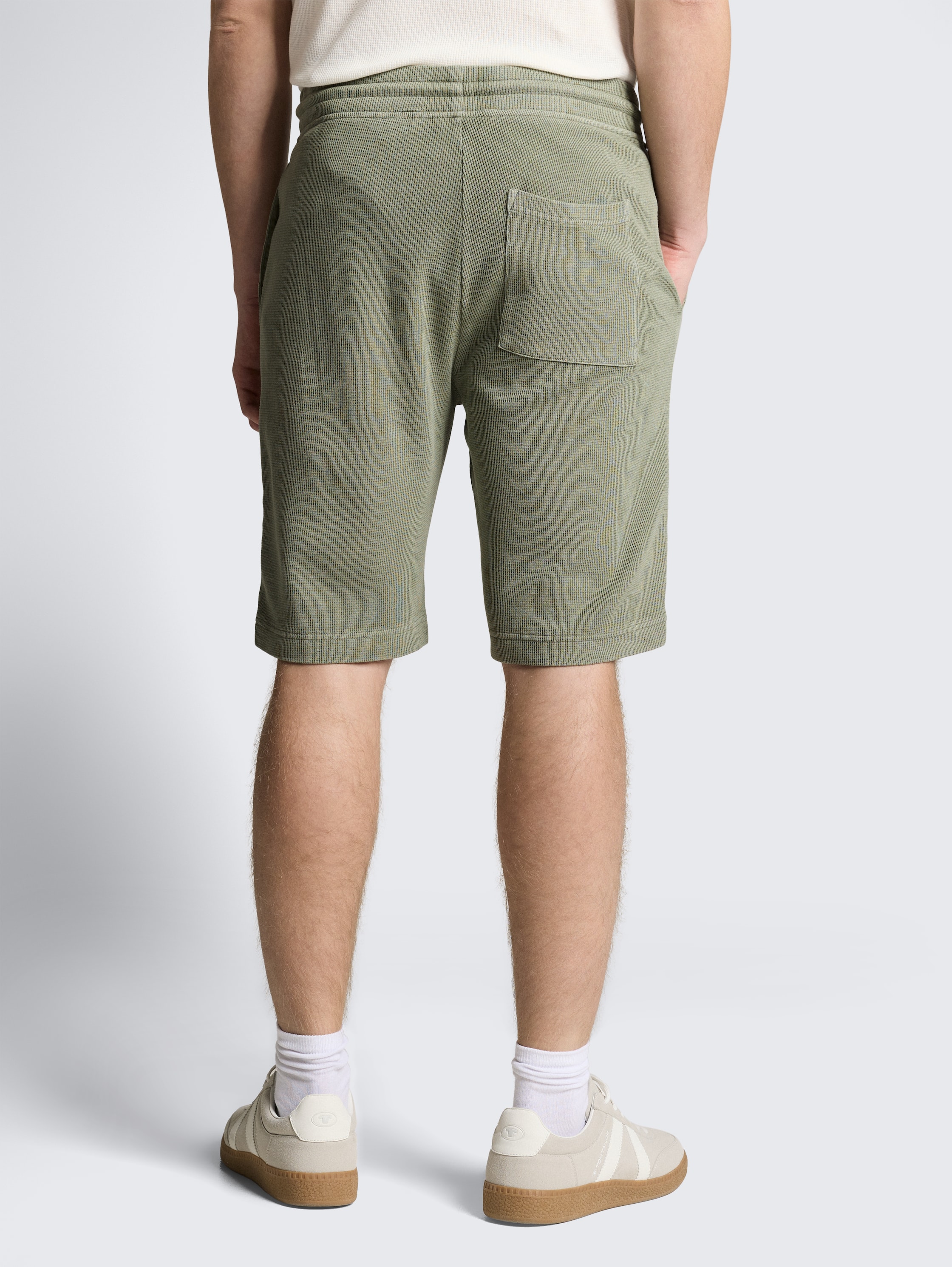 Short à texture gaufrée - Greyish Shadow Olive - Découpe Vue arrière du modèle