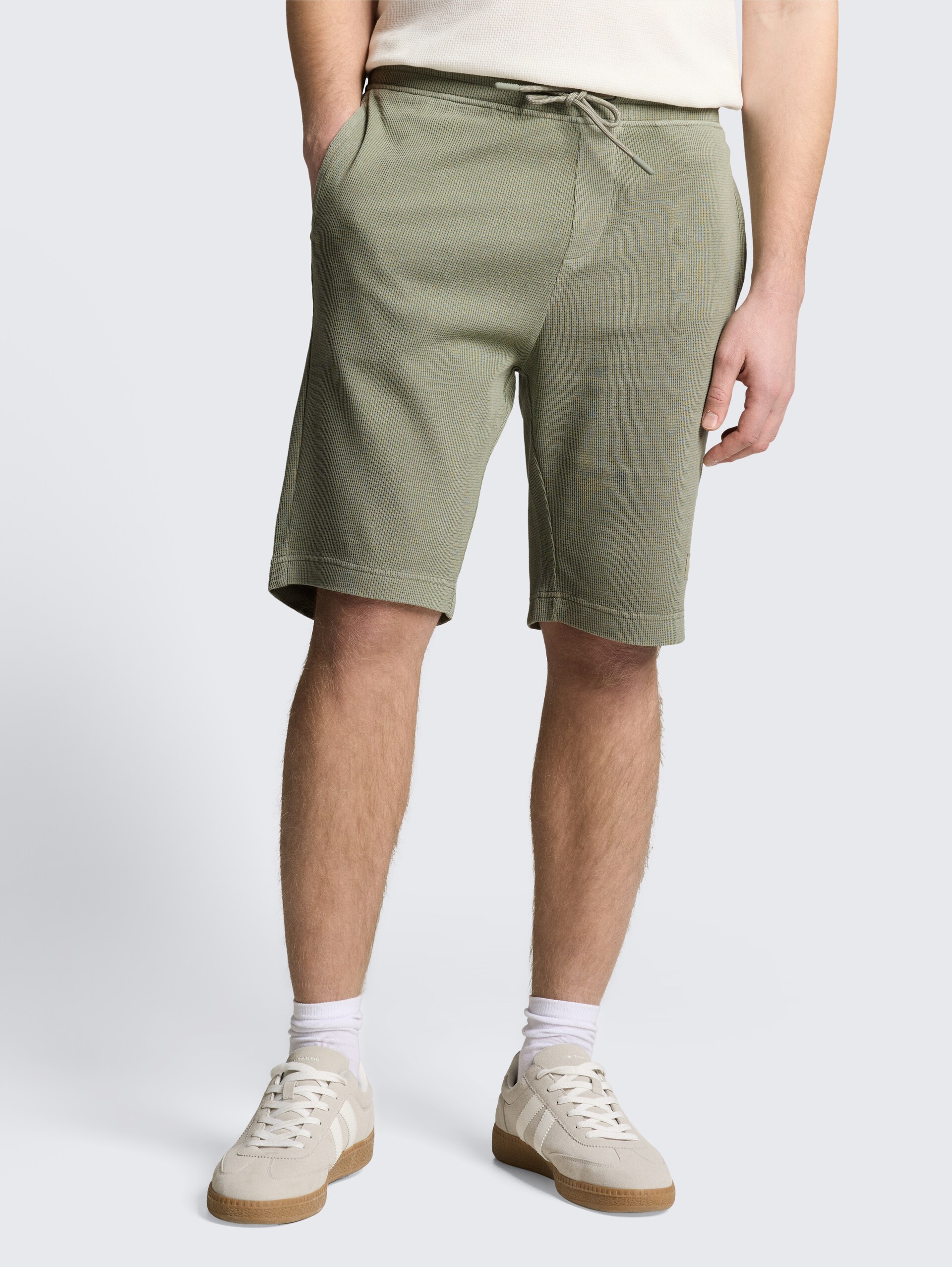 Shorts mit Waffelstruktur - Greyish Shadow Olive - Ausschnitt Model-Vorderansicht