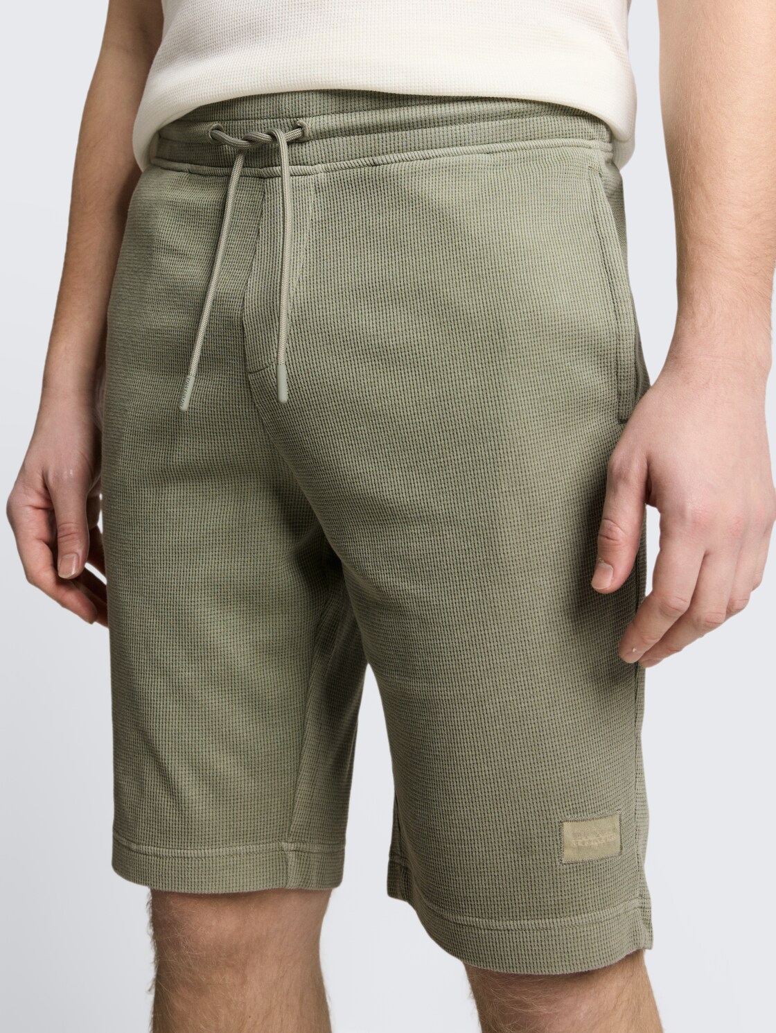 Shorts mit Waffelstruktur - Greyish Shadow Olive - Detail-Model-Ansicht