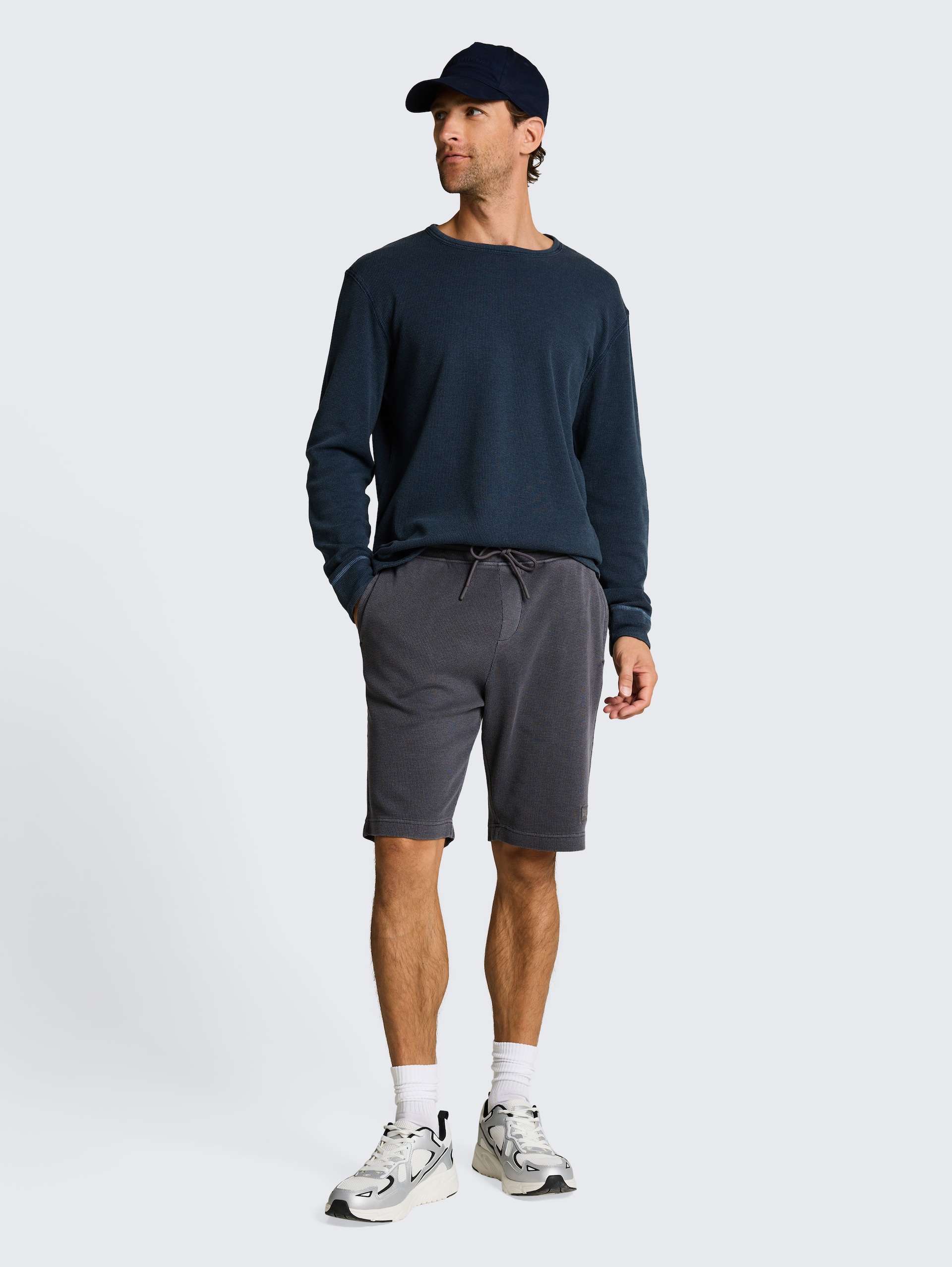 Shorts mit Waffelstruktur - Tarmac Grey - Model-Vorderansicht