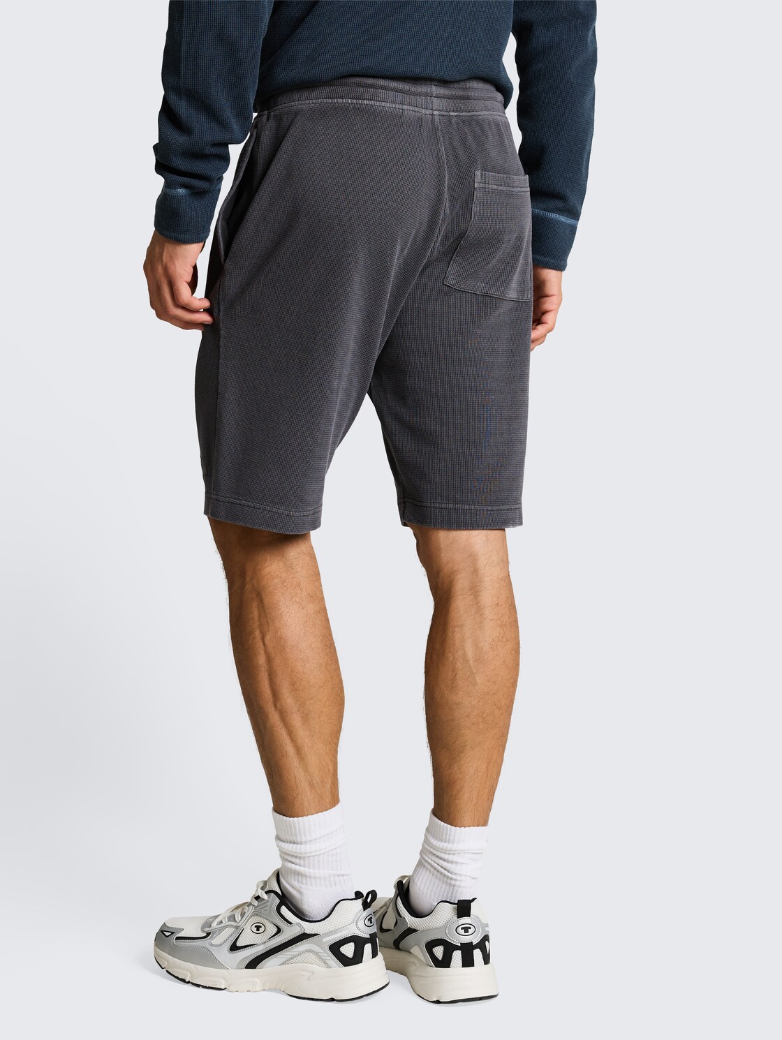Shorts mit Waffelstruktur - Tarmac Grey - Auschnitt Model-Rückansicht