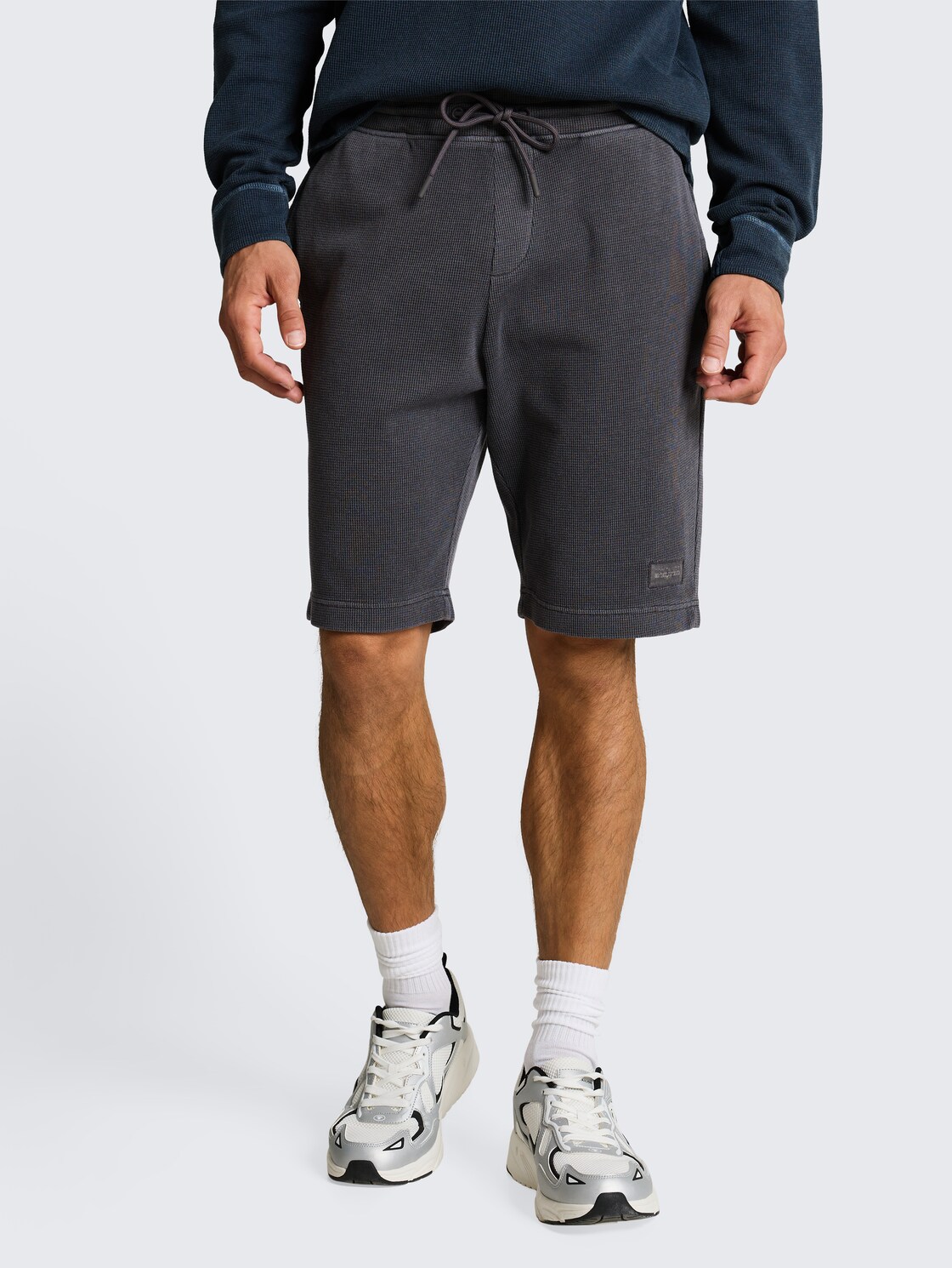 Shorts mit Waffelstruktur - Tarmac Grey - Ausschnitt Model-Vorderansicht