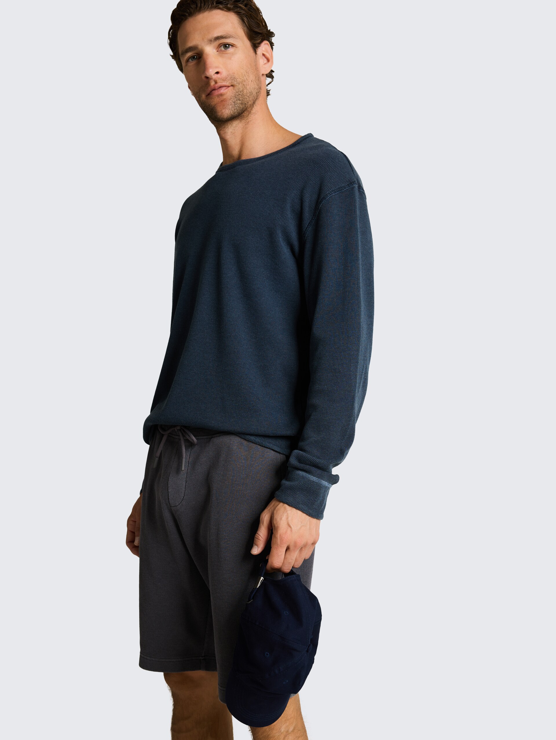 Shorts mit Waffelstruktur - Tarmac Grey - Detail-Model-Ansicht