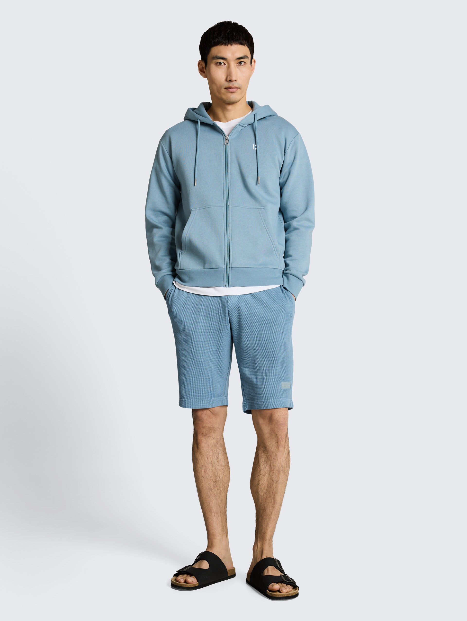 Shorts mit Waffelstruktur - mountain spring blue - Model-Vorderansicht