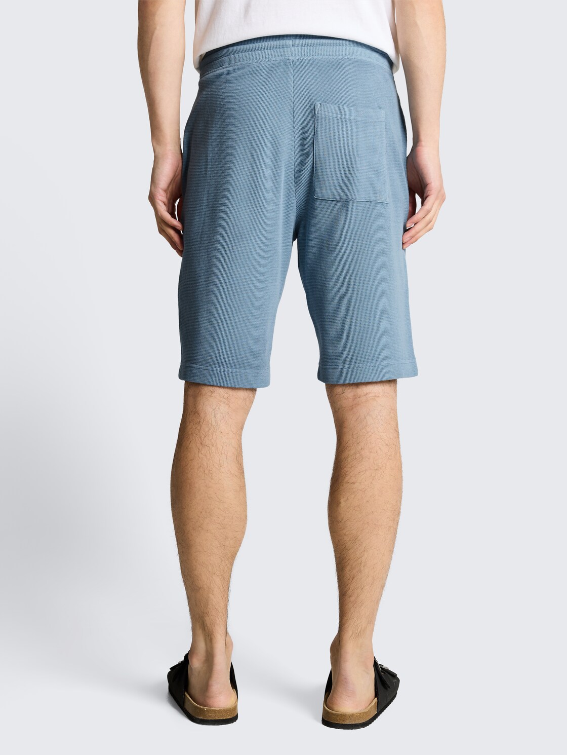Shorts mit Waffelstruktur - mountain spring blue - Auschnitt Model-Rückansicht