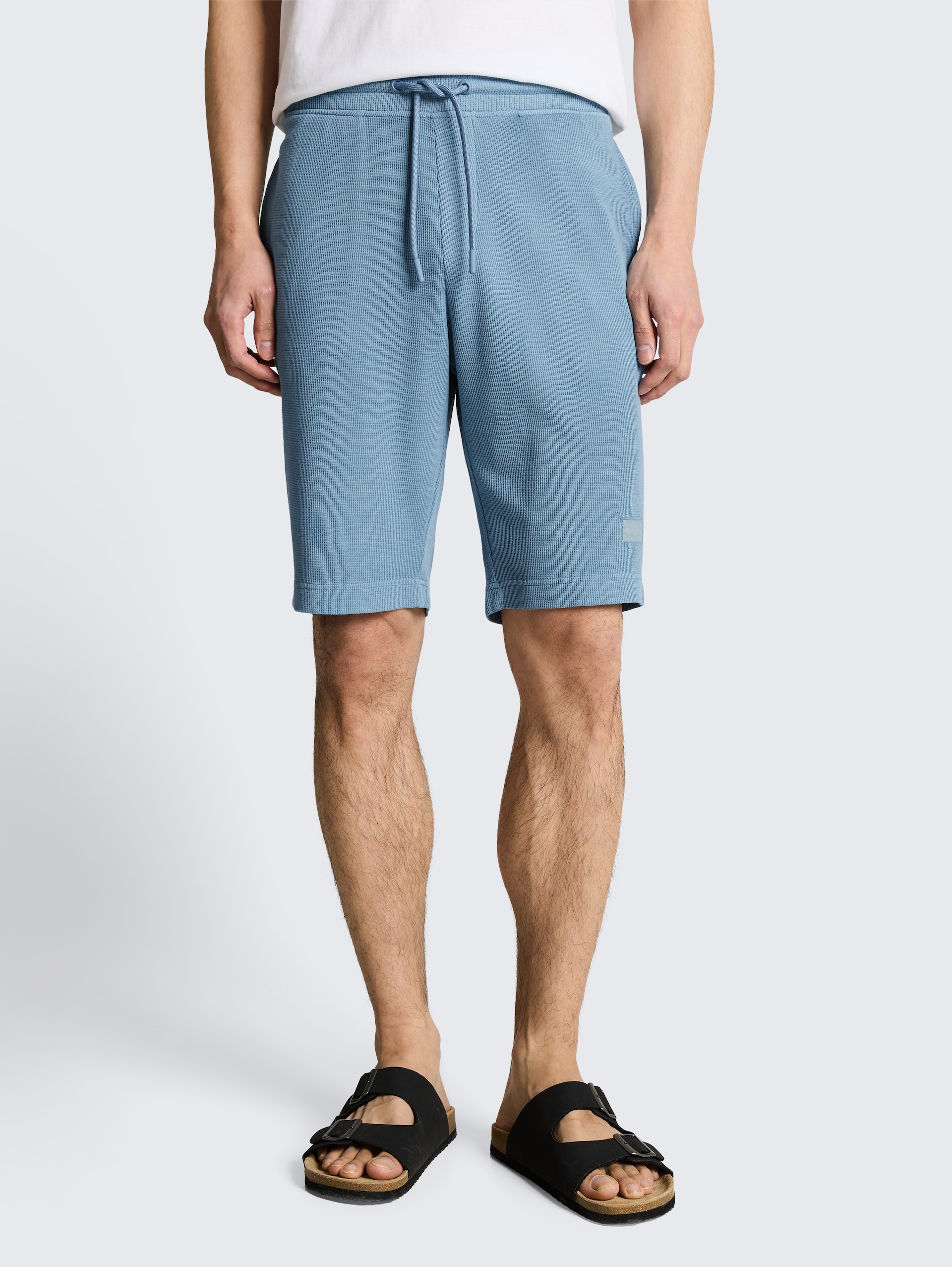 Shorts mit Waffelstruktur - mountain spring blue - Ausschnitt Model-Vorderansicht
