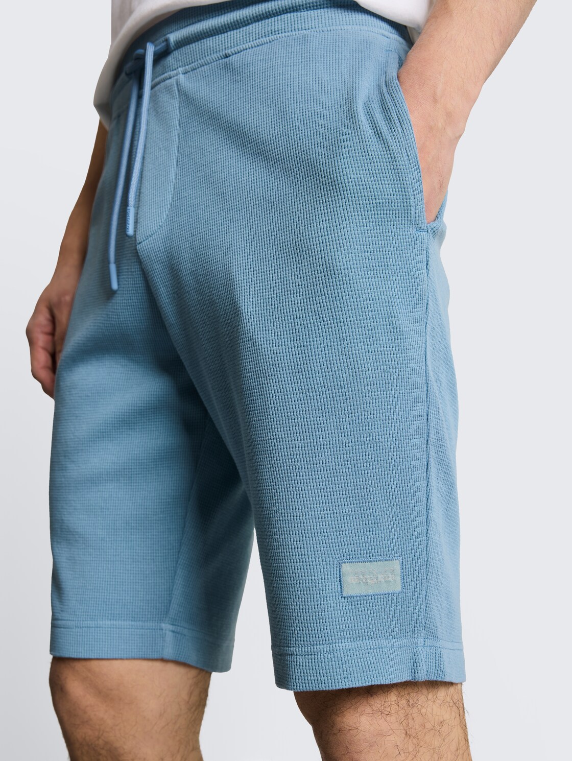 Shorts mit Waffelstruktur - mountain spring blue - Detail-Model-Ansicht