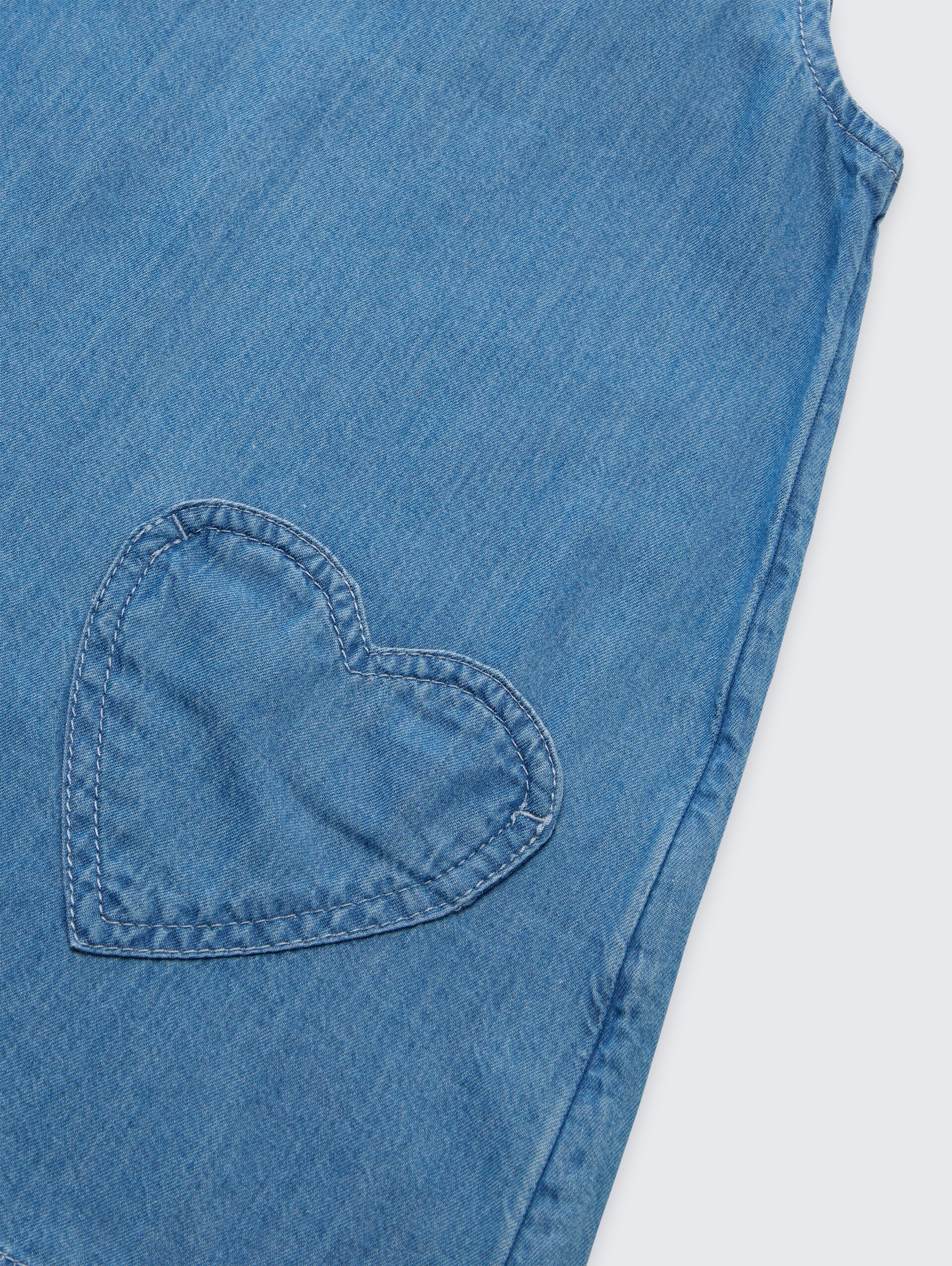 Midi-Kleid mit Herztaschen - mid stone bright blue denim - Detail-Model-Ansicht