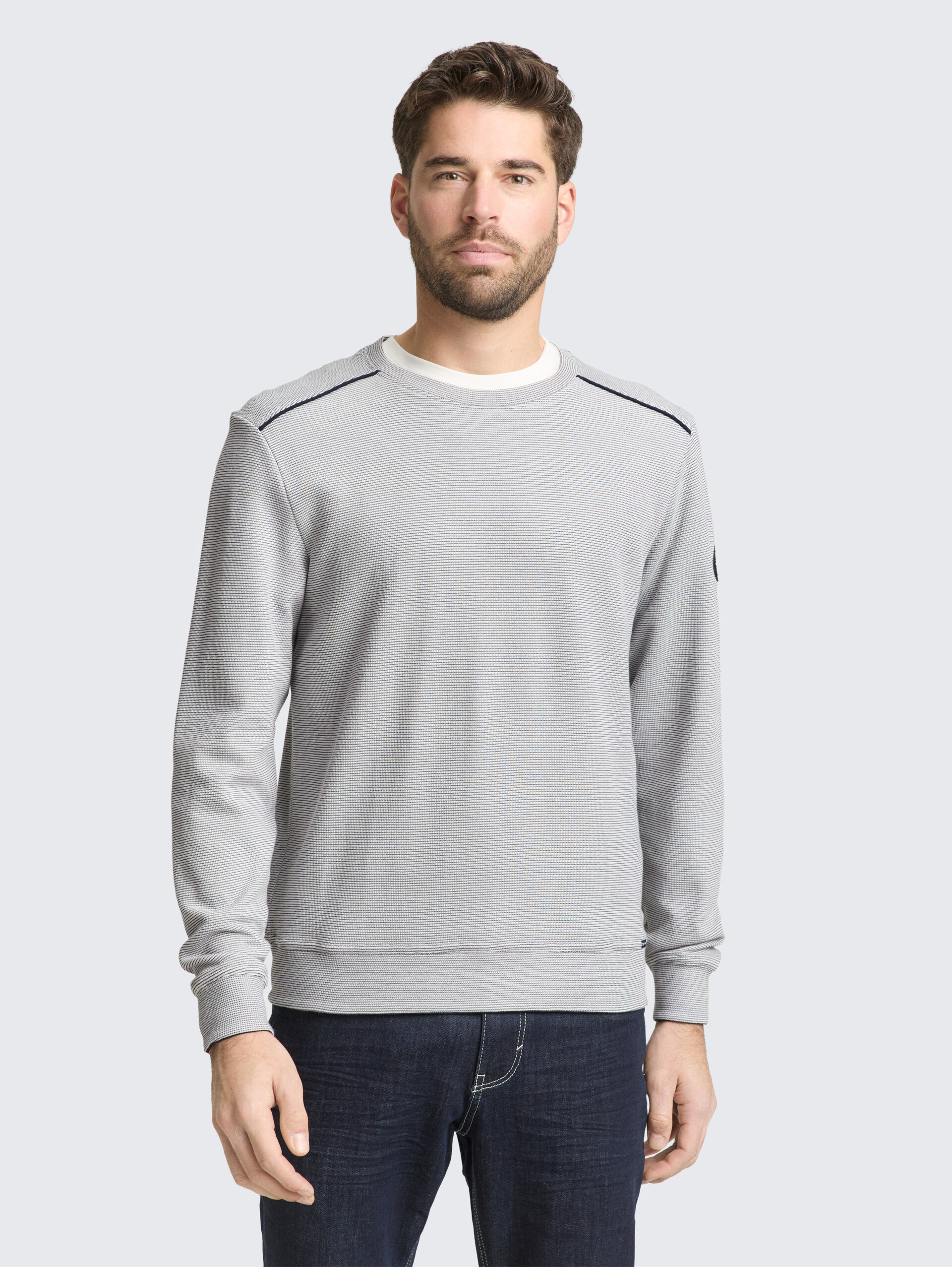 Sweatshirt mit Logo-Badge - offwhite navy stripe structure - Ausschnitt Model-Vorderansicht