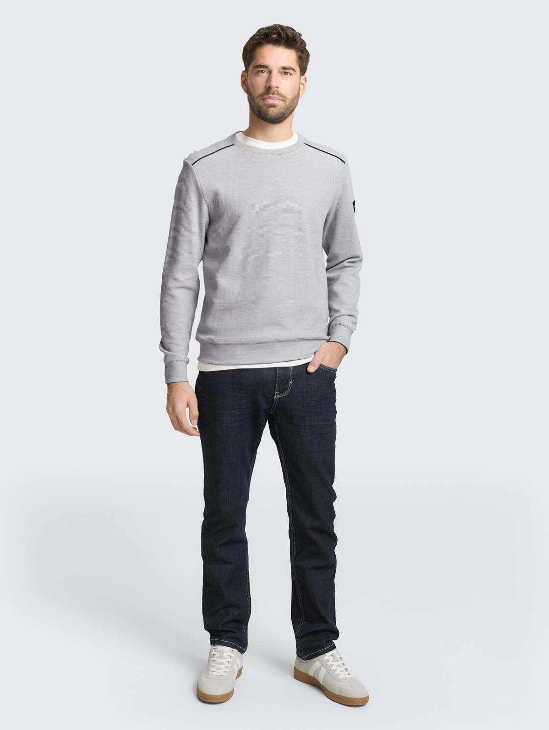 Sweatshirt mit Logo-Badge - offwhite navy stripe structure - Model-Vorderansicht