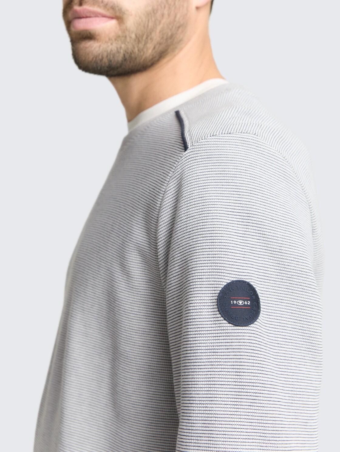 Sweatshirt mit Logo-Badge - offwhite navy stripe structure - Detail-Model-Ansicht