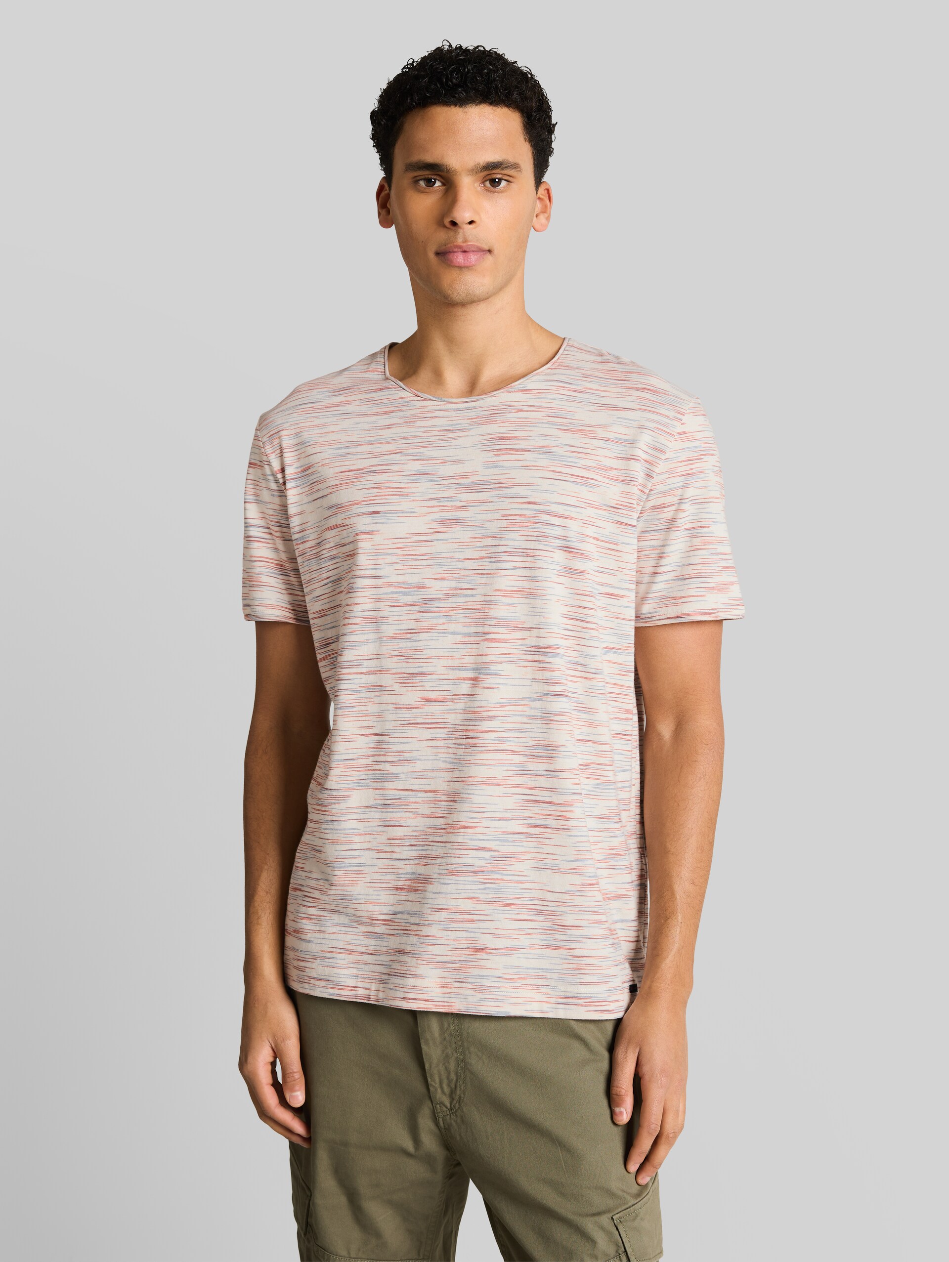 T-shirt in melange look - white orange blue multi inject - Neckline model front view