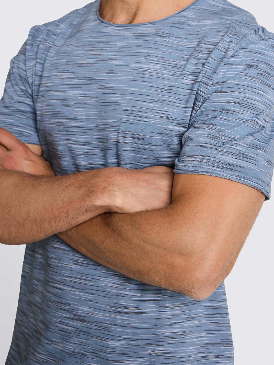 T-Shirt in Melange-Optik - blue multicolor inject - Detail-Model-Ansicht