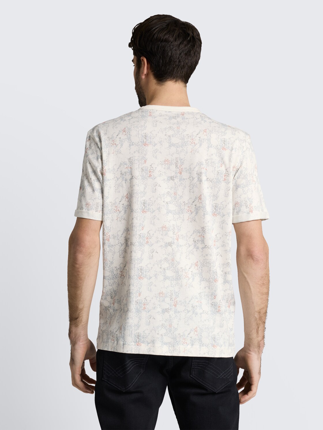 T-Shirt mit Muster - offwhite structure design - Auschnitt Model-Rückansicht