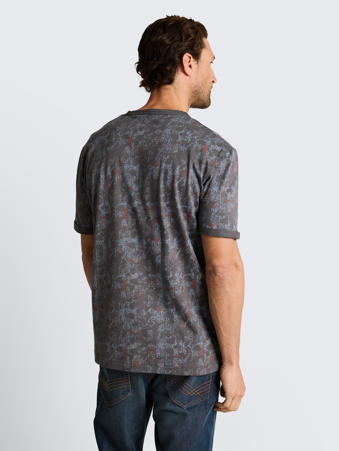 T-Shirt mit Muster - grey structure design - Auschnitt Model-Rückansicht