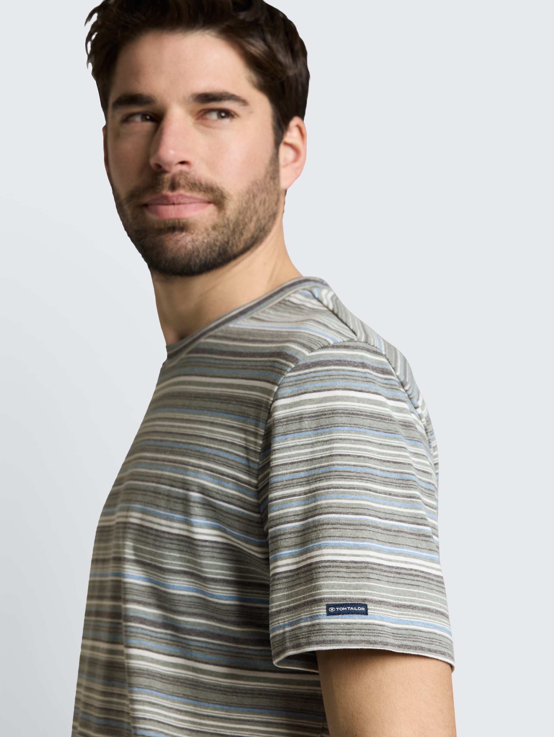 T-Shirt mit Streifenmuster - olive orange multicolor stripe - Detail-Model-Ansicht