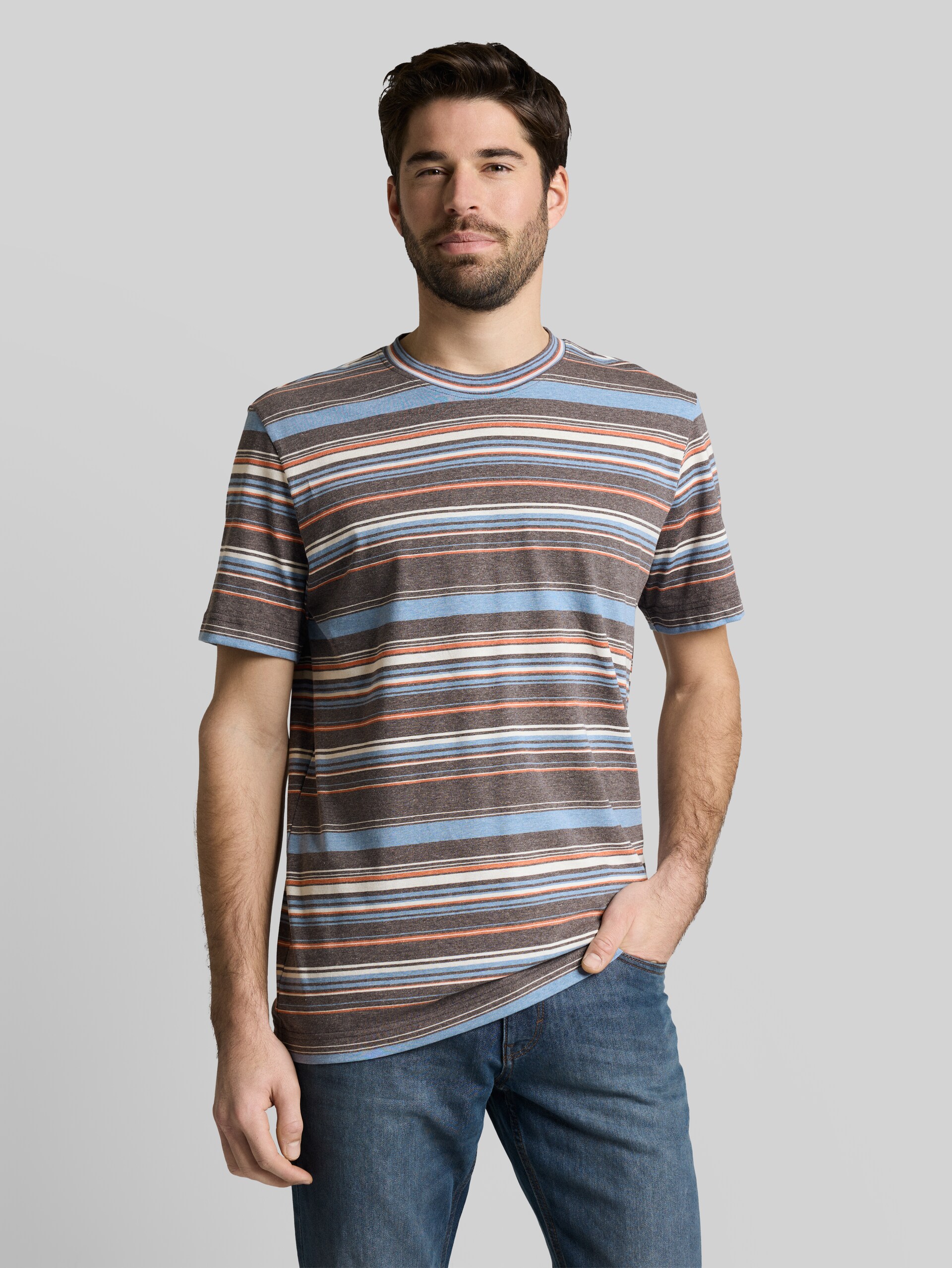 T-shirt with striped pattern - grey blue multicolor stripe - Neckline model front view